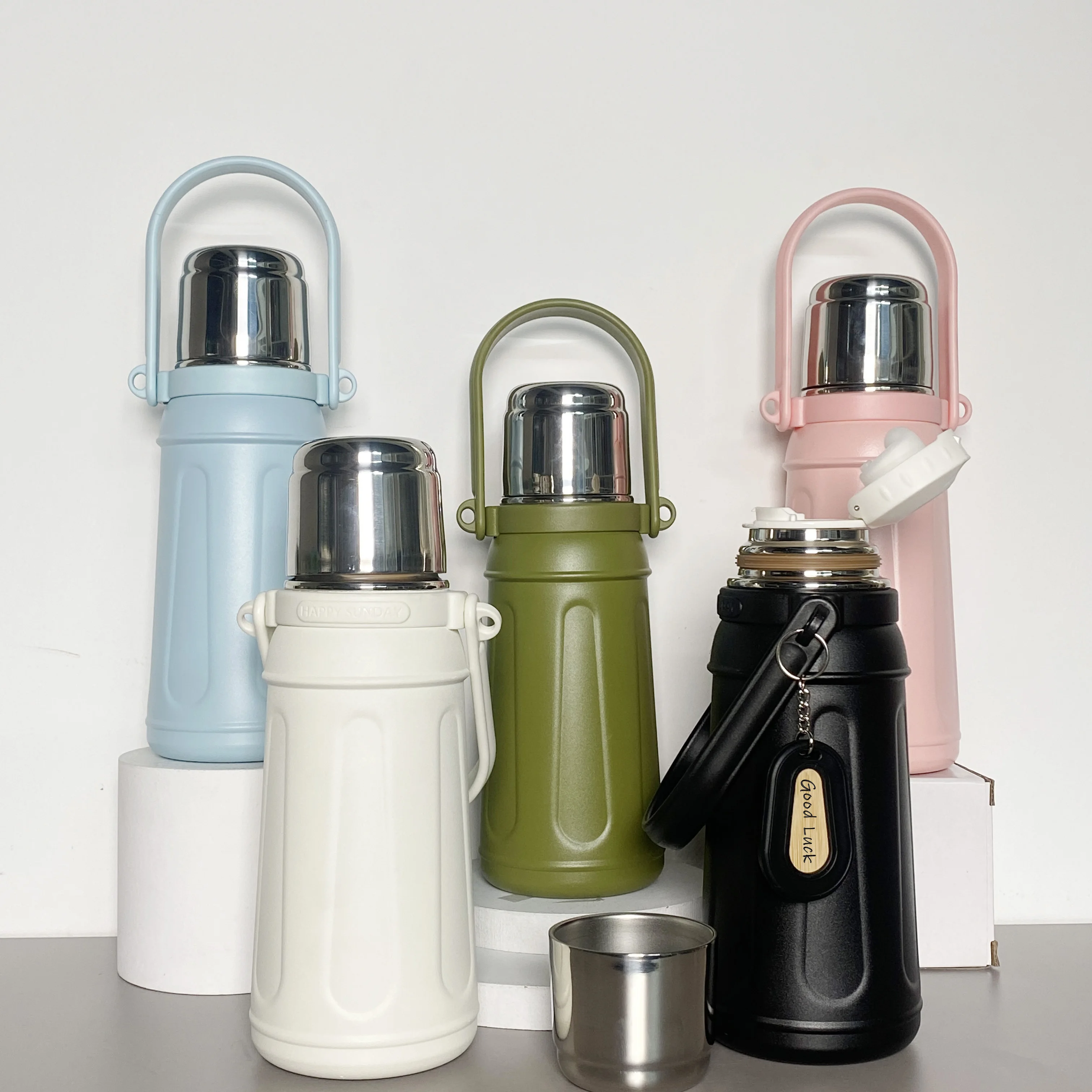 Поставщик 700 мл железная вакуумная фляжка Спортивная двойная стенка Изолированная бутылка для питьевой воды из нержавеющей стали с логотипом