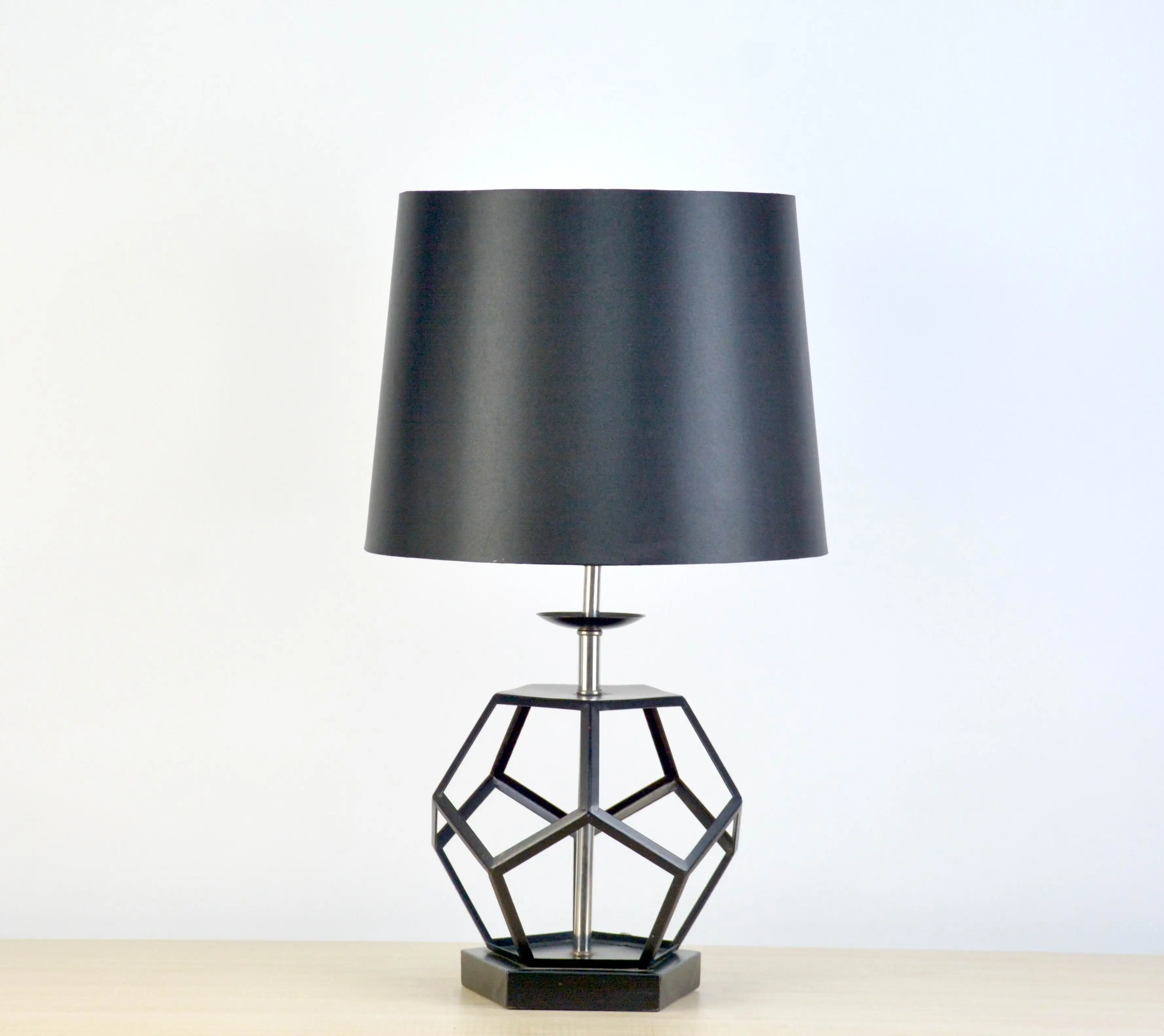 Long-Lasting Geometric Base Antique Metal Structure Design Table Lamps