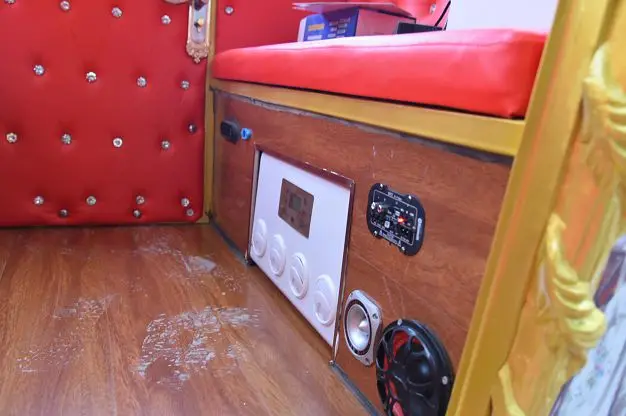 Royal parade stage coach horse carriages for wedding