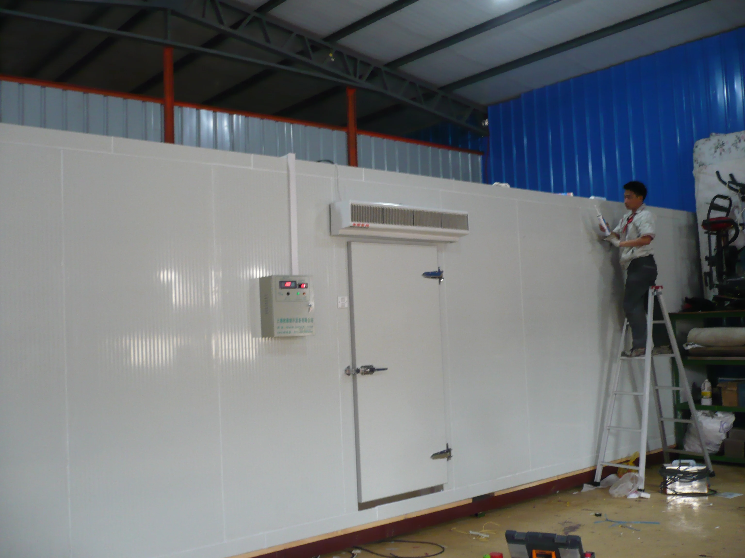Air-cooled condenser for cold room