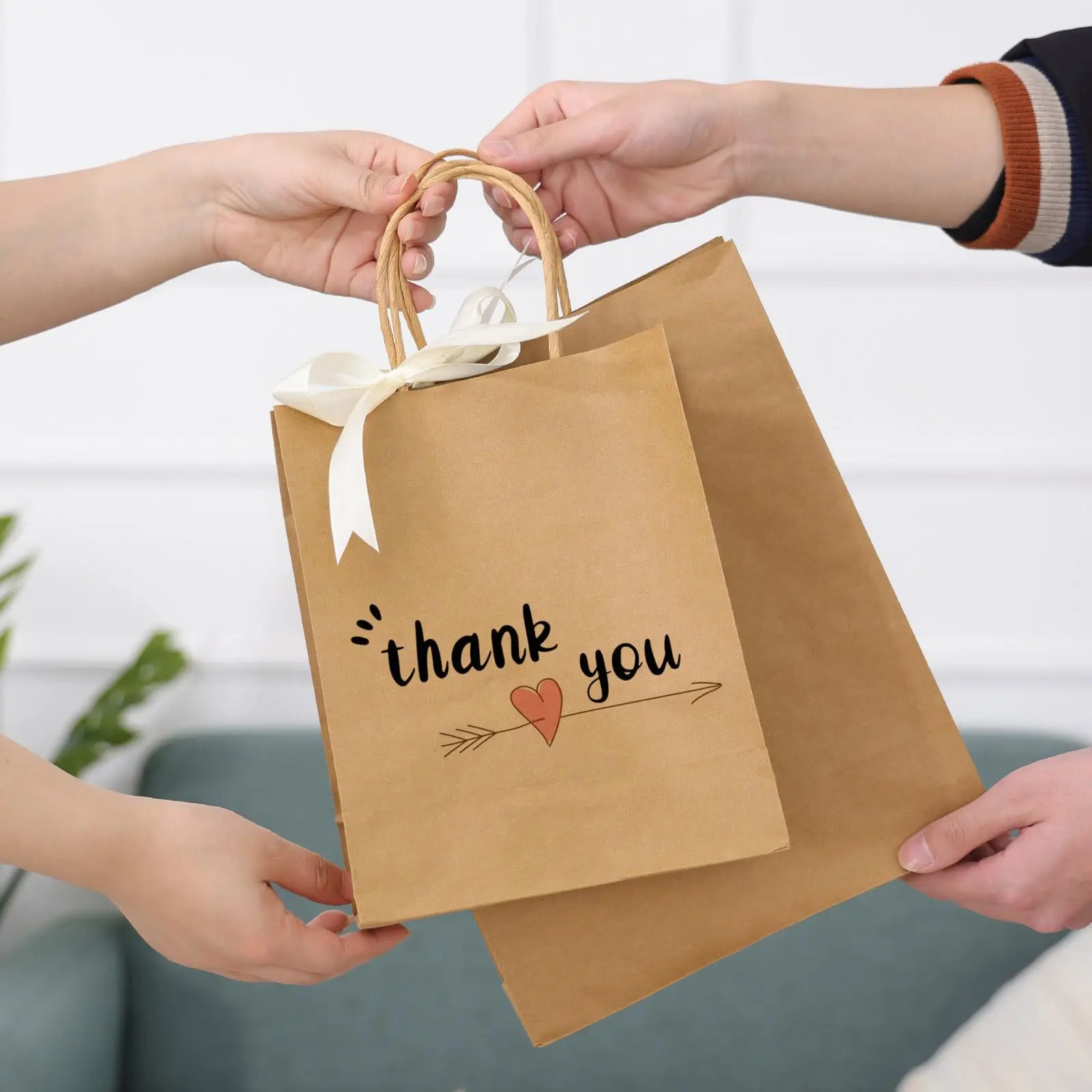Customize Various Sizes Of Kraft Paper Gift Bags With Handles Brown Paper Bags Shopping Retail Party Product Gift Paper Bags