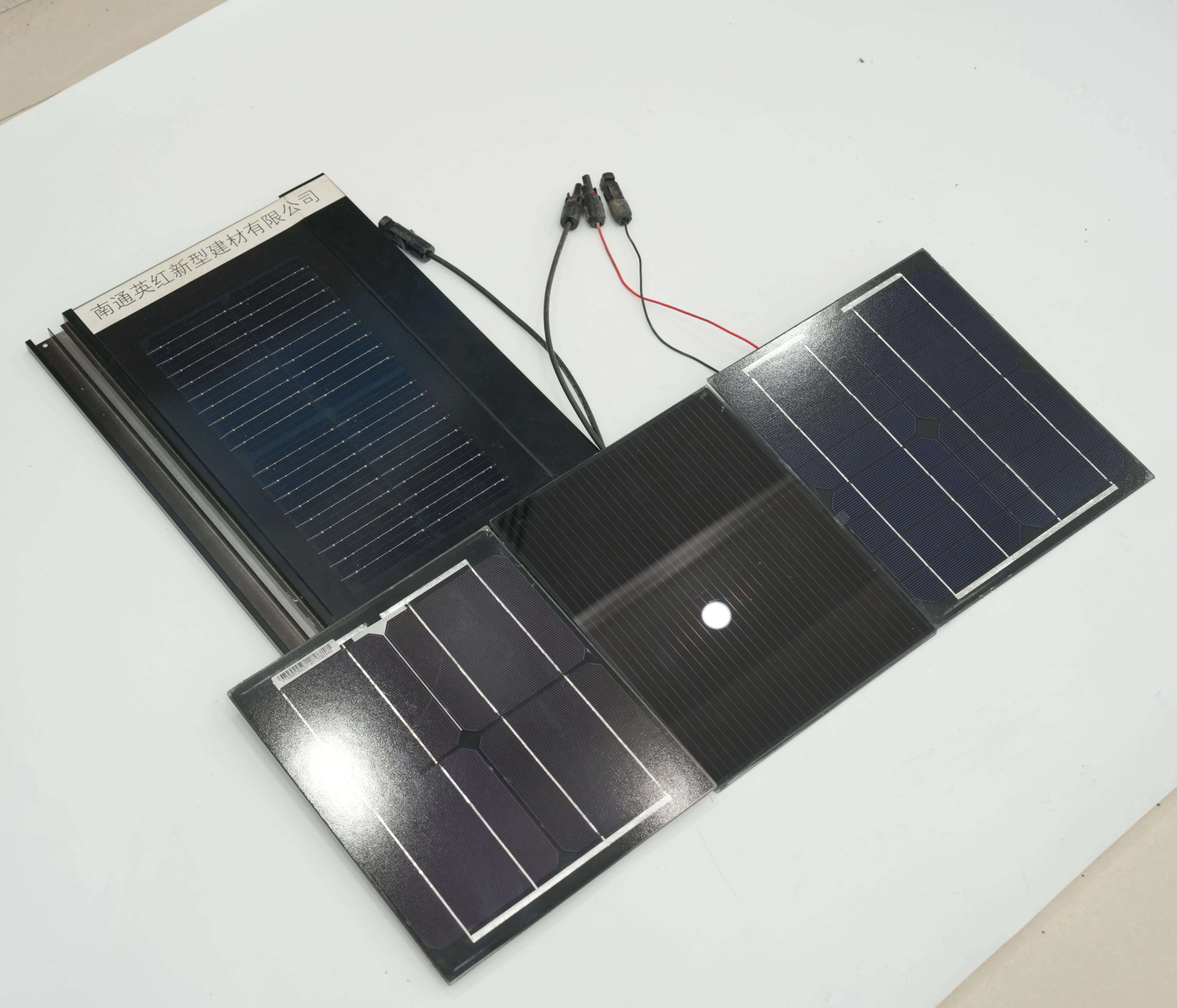 Оптовая продажа Солнечная фотогальваническая Встроенная стеклянная панель плоская черепица сборка PV энергетическая система лист солнечная