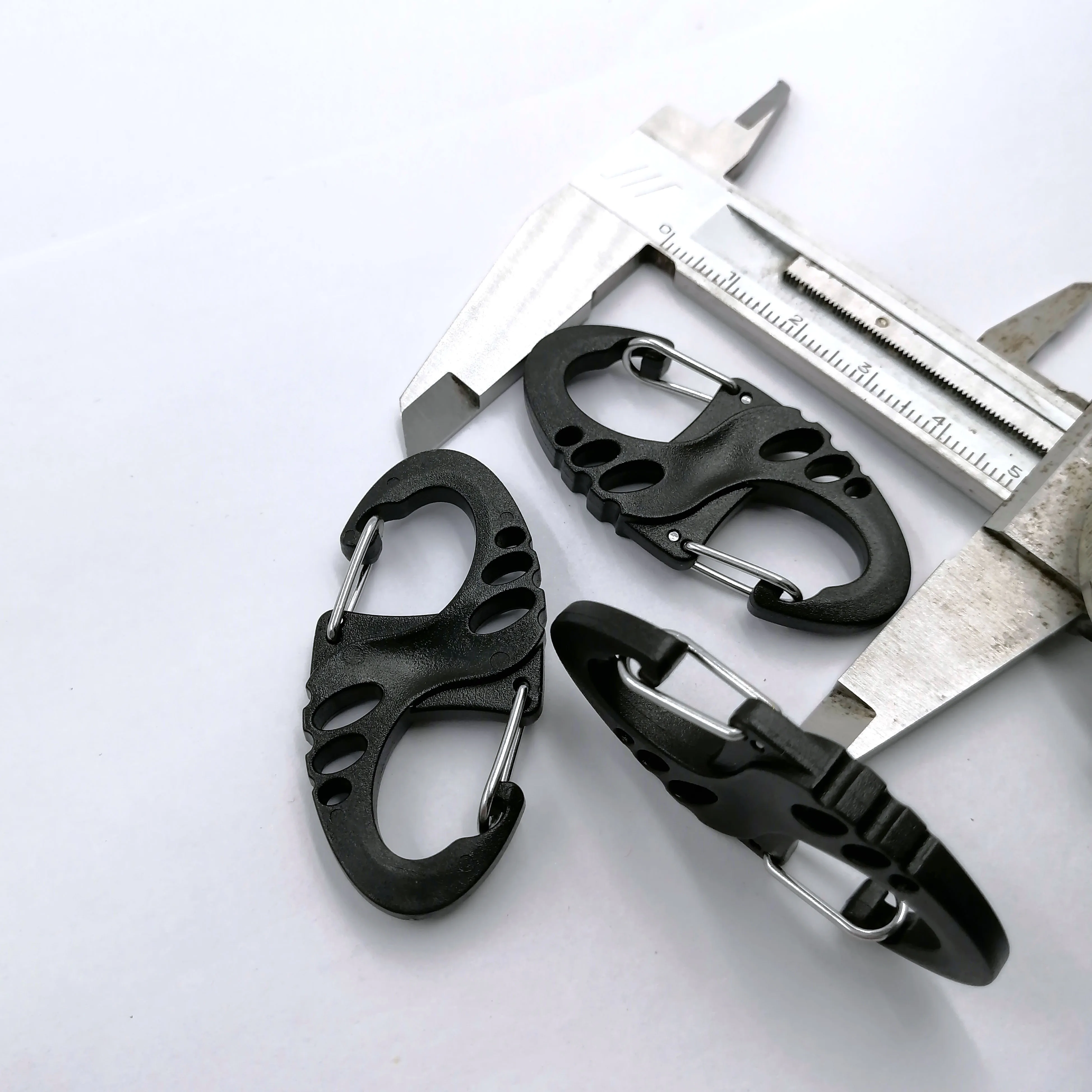 Customized Auto Locked Hook Buckle Plastic S Carabiner Paracord Clips Hook for Survival Bracelet Keychain