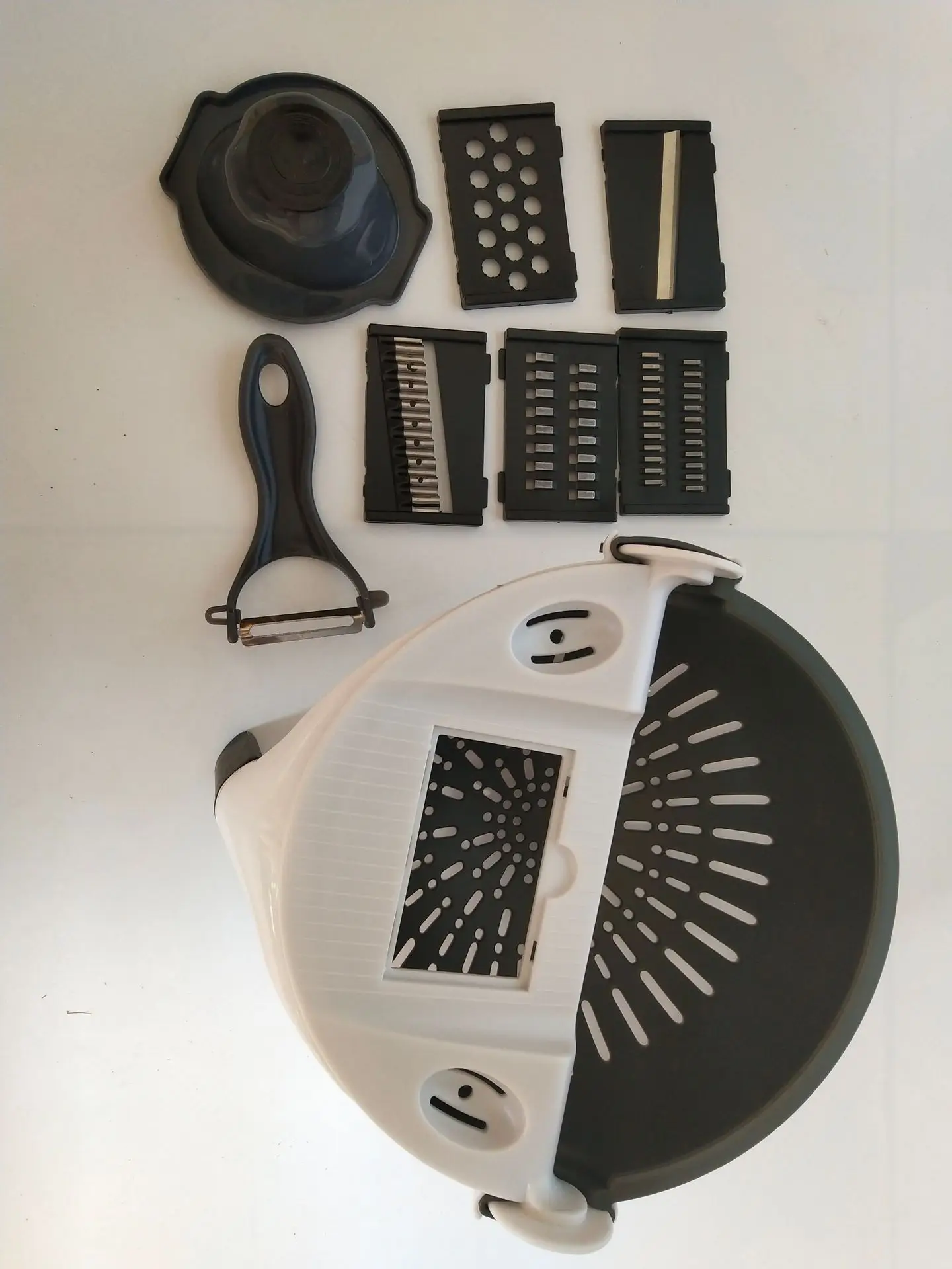 Hot-selling Multi-purpose peeling knife vegetable cutter shredder garlic grater household grater slicer wholesale