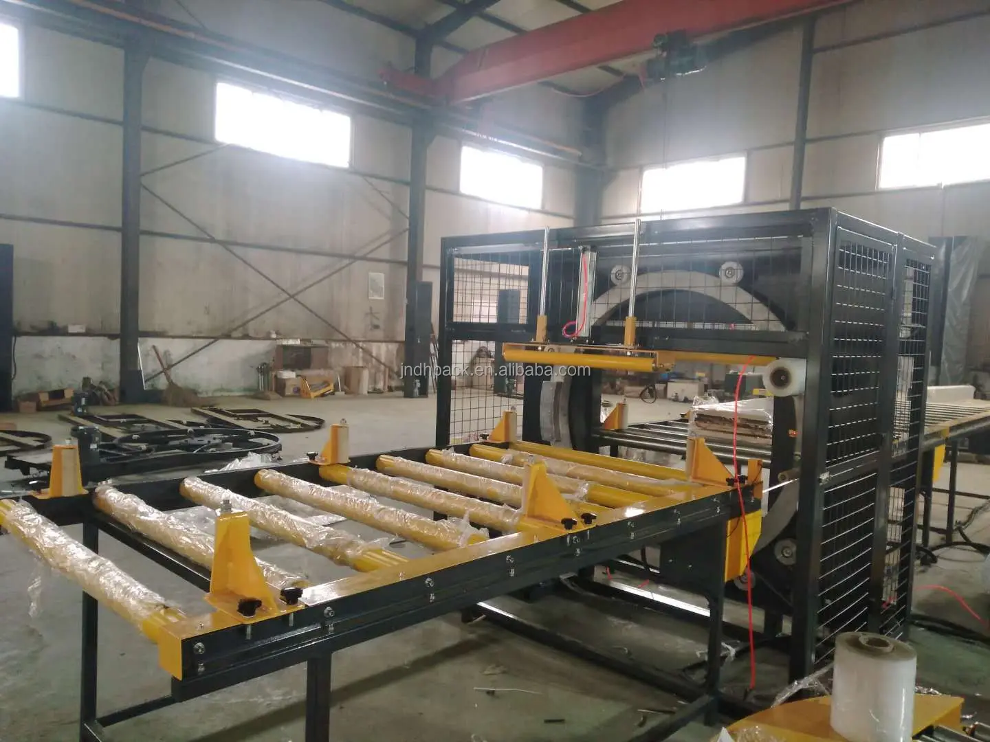 Horizontal stretch film wrapping packaging machine