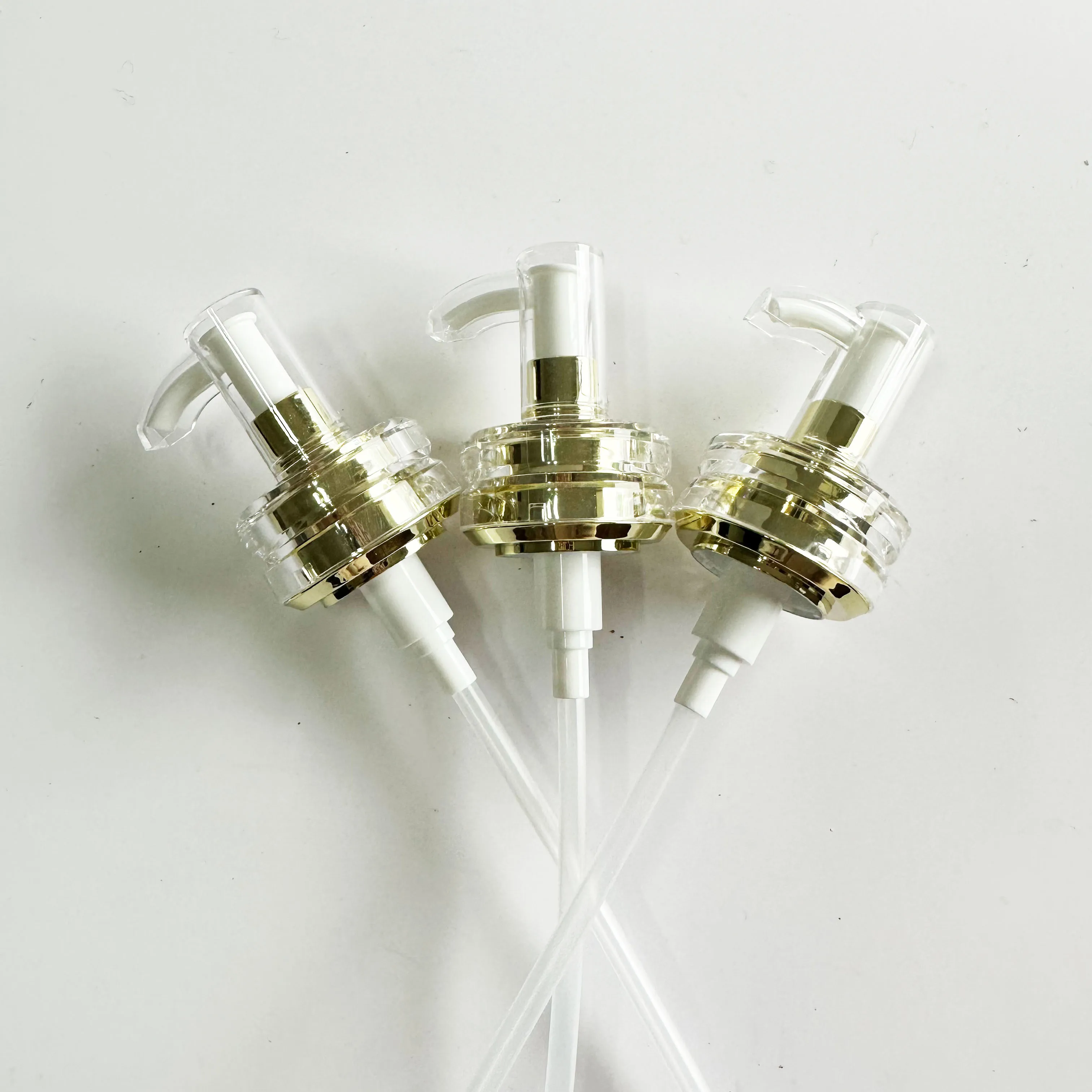 24/410 Luxury Gilded Pump Makeup Water Pp Plastic Pump Customized Lotion Essential Oil Pump With Outer Cover