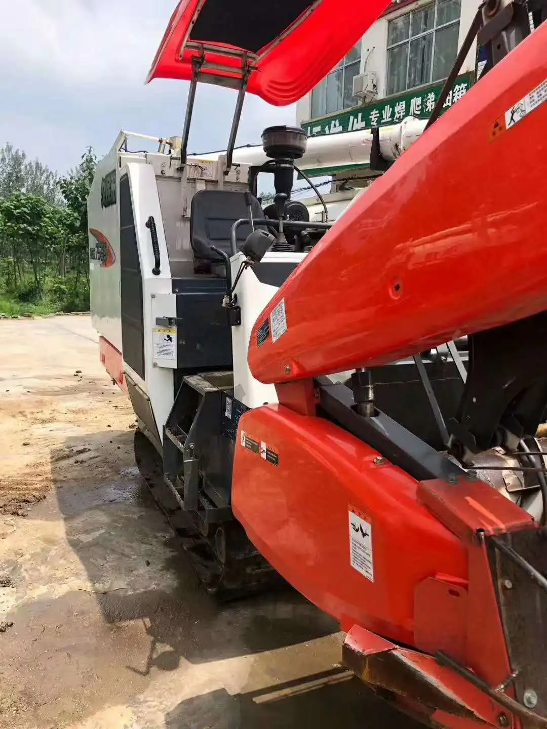 
China factory used Kubota 758Q harvester for wheat 