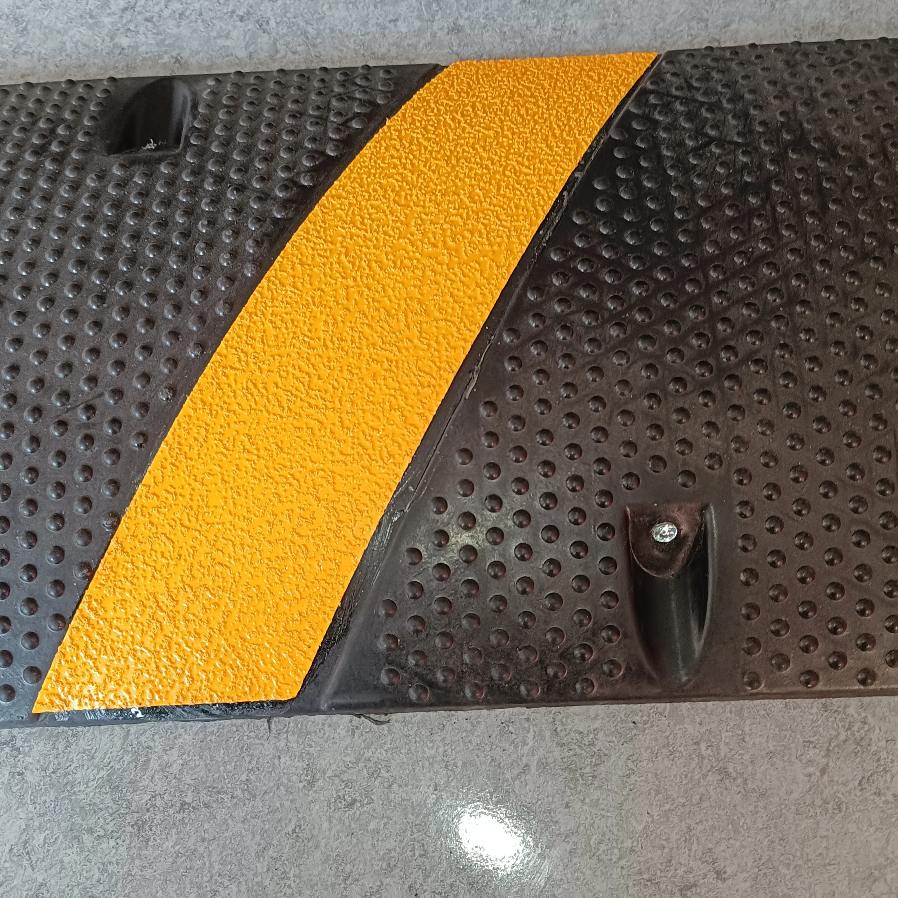 6  FT Rubber Traffic Speed Bumps Heavy Duty Modular Driveway Speed Bump Black Yellow Cable Protector Ramp