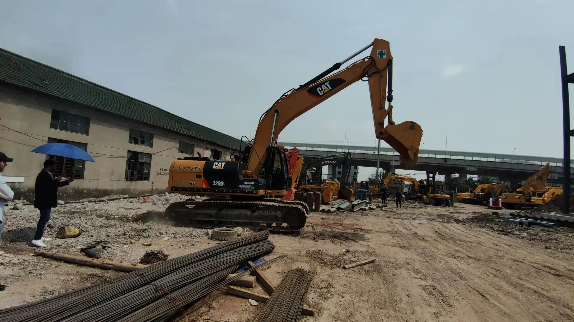 Japan made Caterpillar 320DL crawler excavator price ,Used 20ton Hydraulic digger 320D 320D2 320DL 320GC in Shanghai