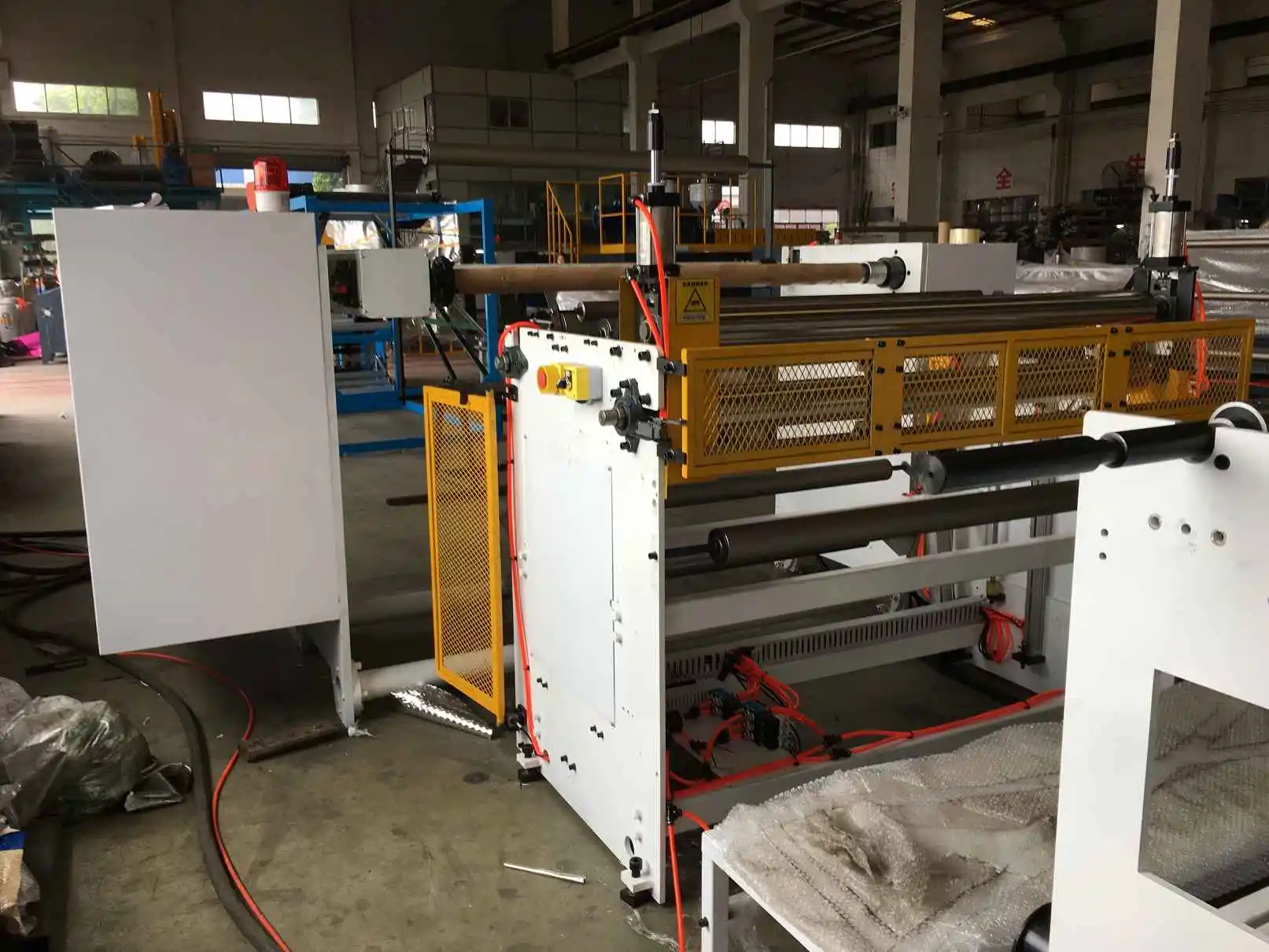 Трехслойная пластиковая воздушно-пузырчатая пленка оберточная машина