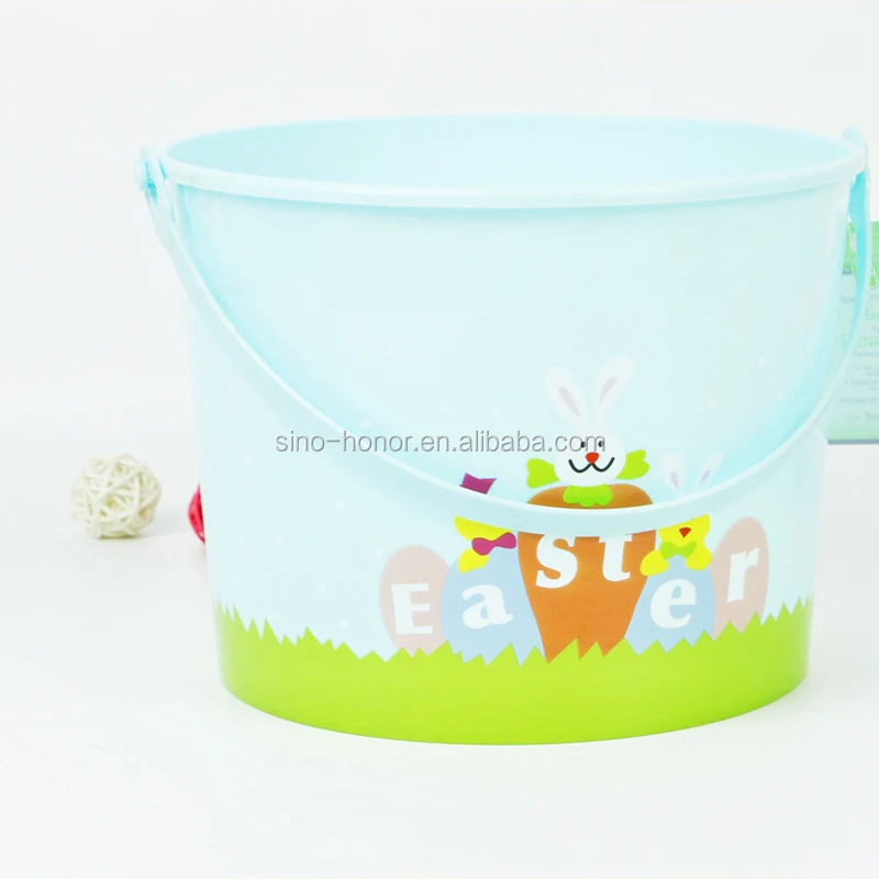  Пластиковые предметы первой необходимости в пластиковом ведре