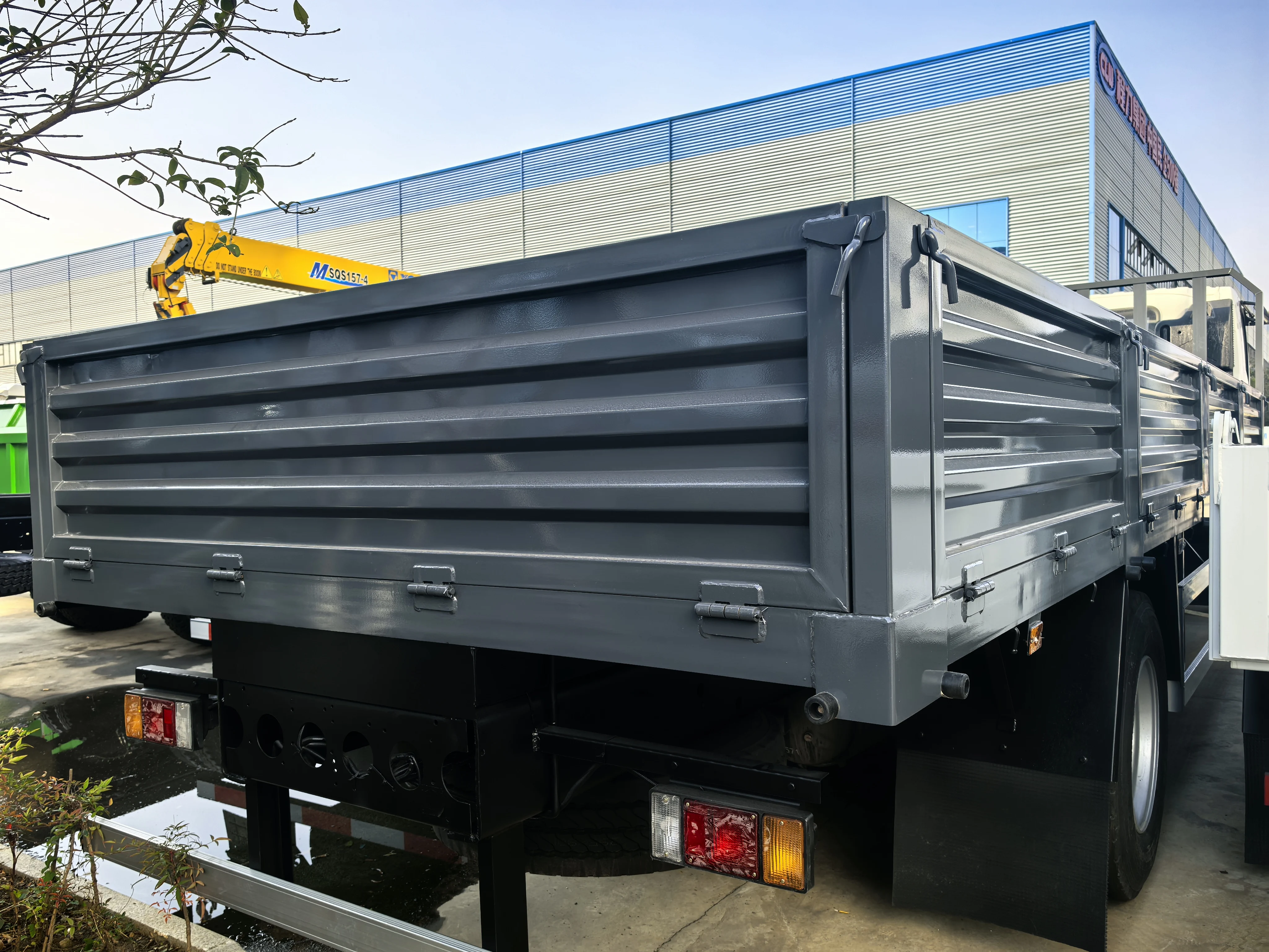 Factory Price ISUZU GIGA 10 ton 4*2 cargo flatbed fence truck manufacture customization available