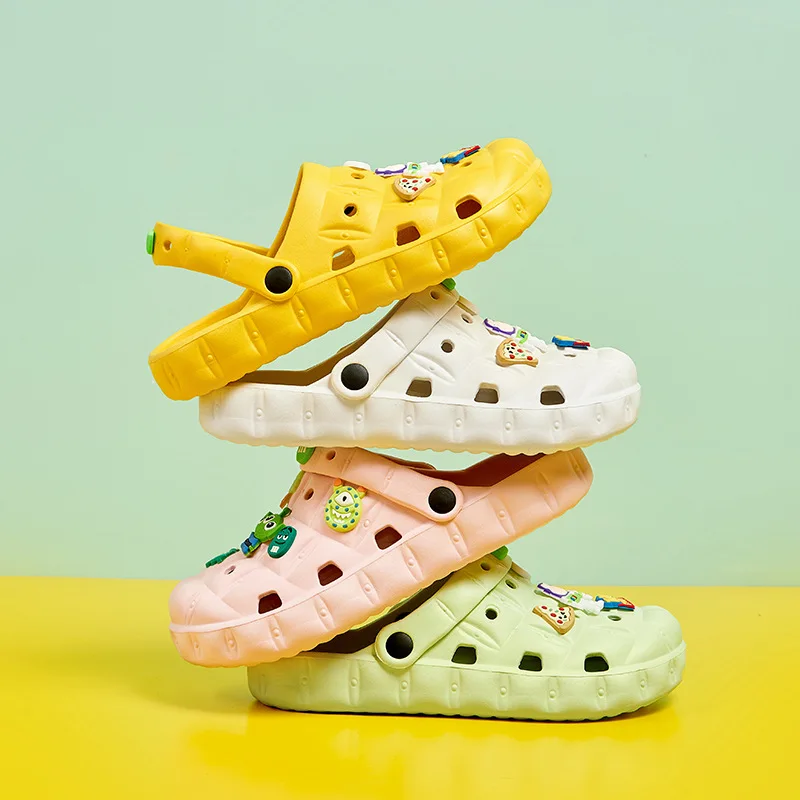 Summer New Hole Shoes Non-slip Garden Shoes Women Beach Slippersals Classic Nursing Clogs Hospital Work Medical Sandals