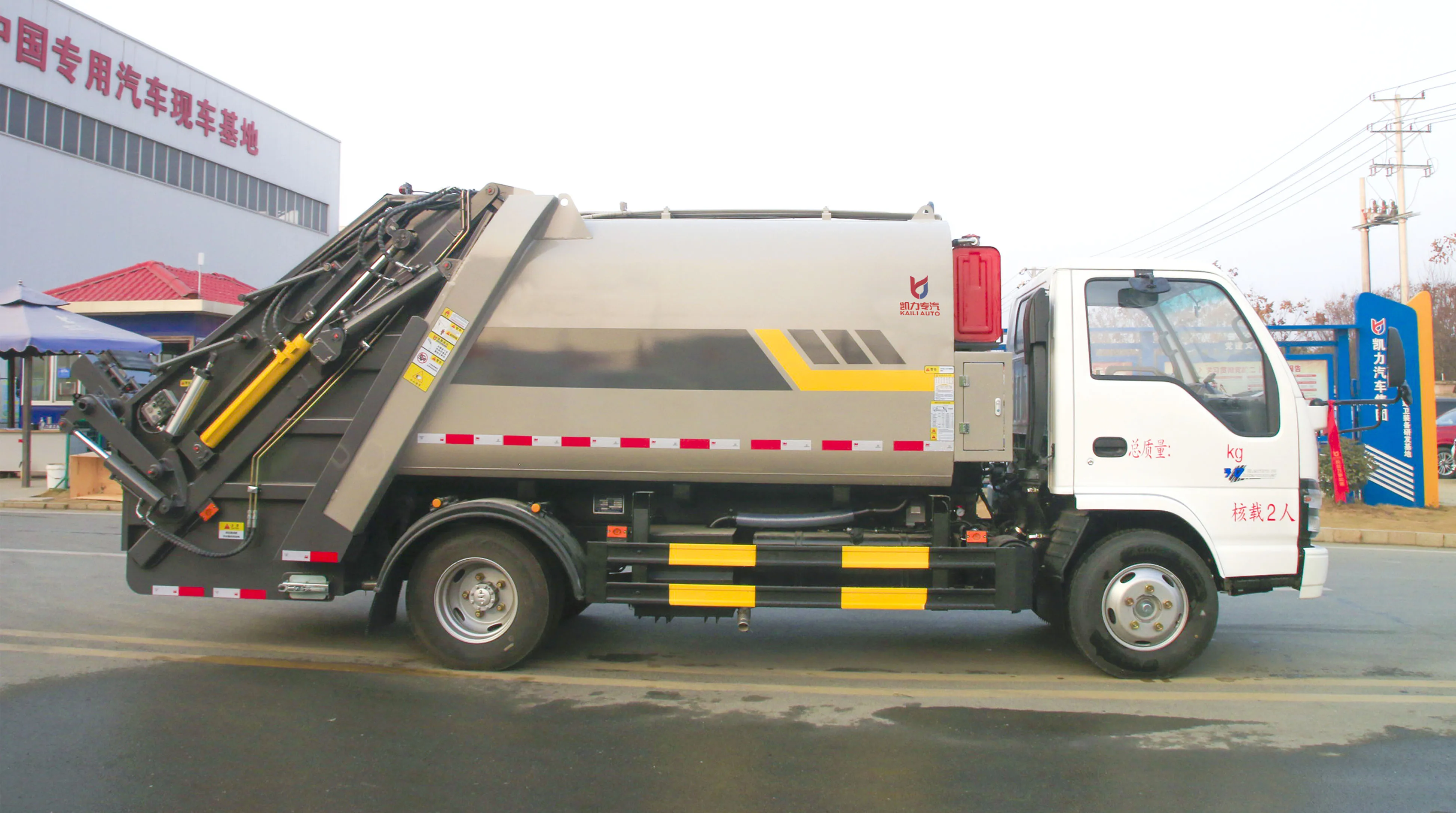 China dongfeng 4*2 compressed garbage truck  115HP  6cubic meter sanitation garbage truck factory