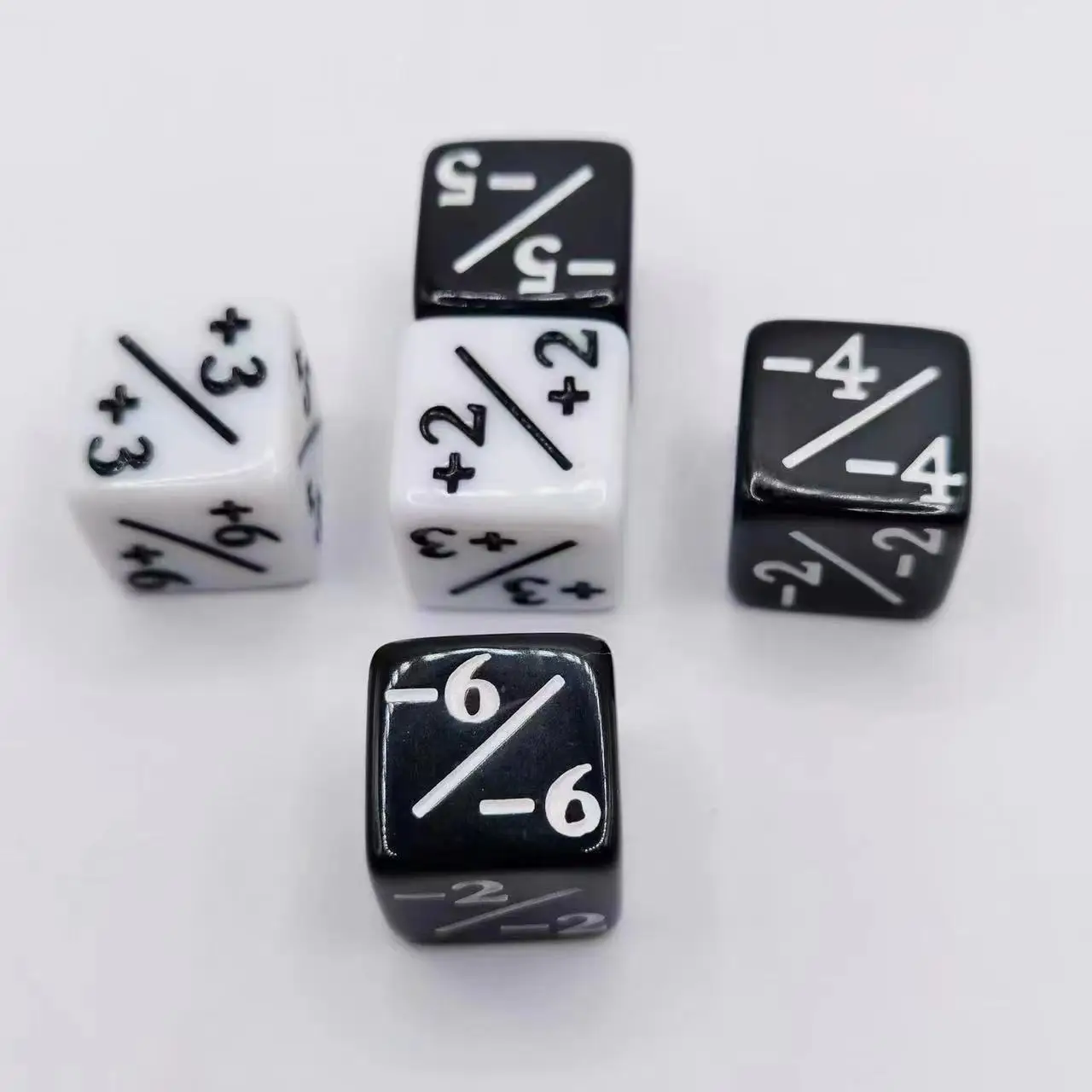 Factory spot 16MM square Angle plus minus dice black and white dice pieces game entertainment sieve toy accessories wholesale