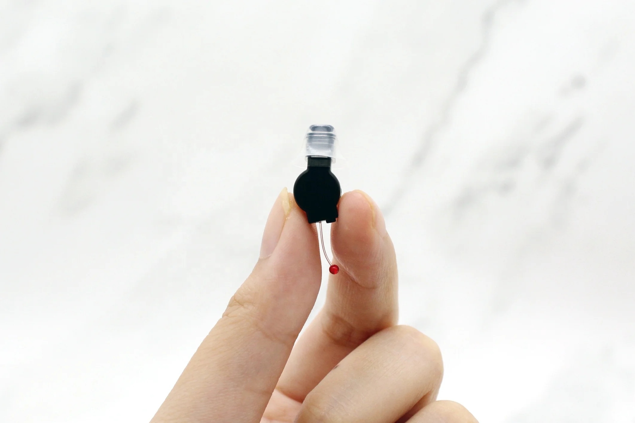 Smallest hearing aids New rechargeable hearing amplifier complete in ear