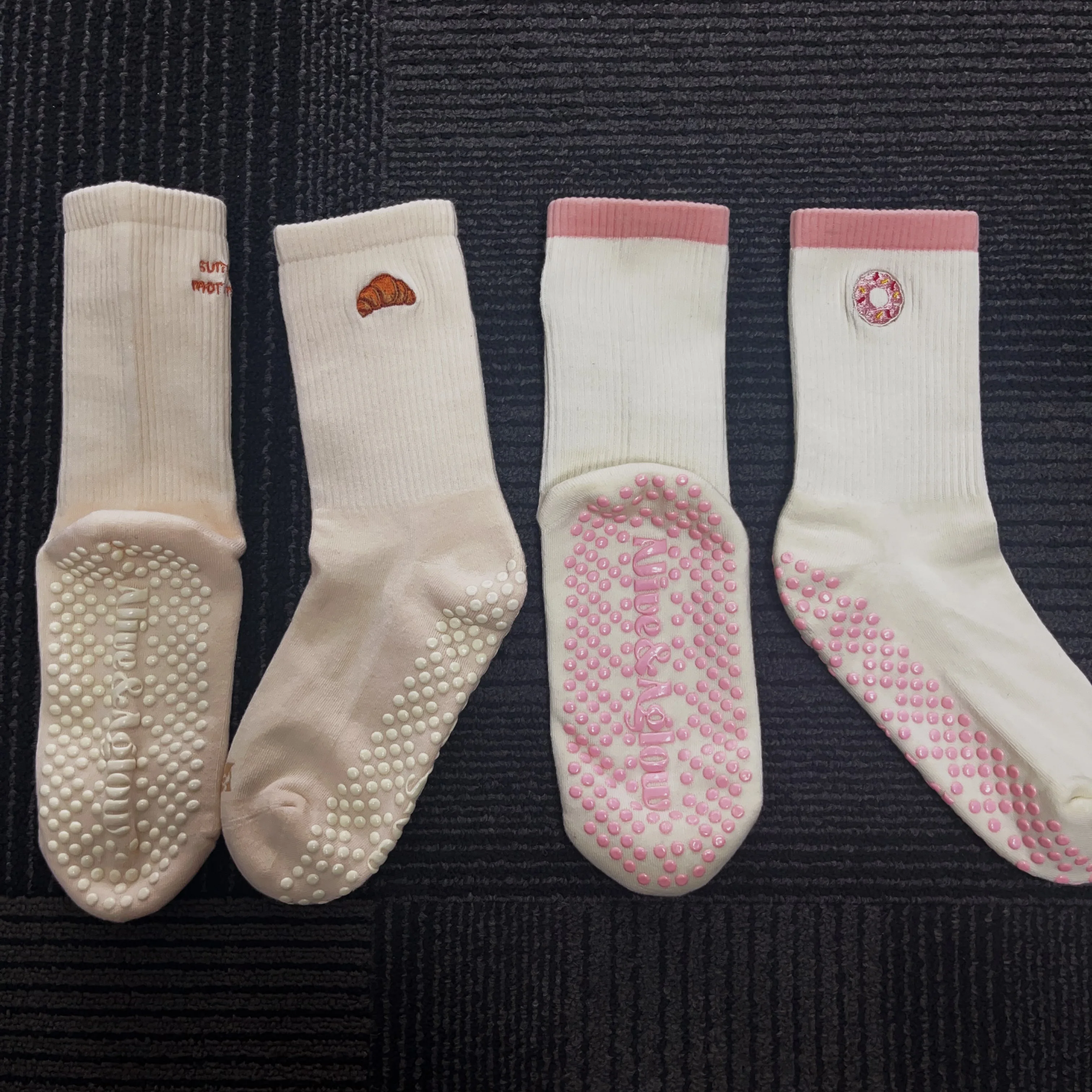 Custom High quality soild pilates yoga grip socks flowers with logo bamboo fibre yoga socks