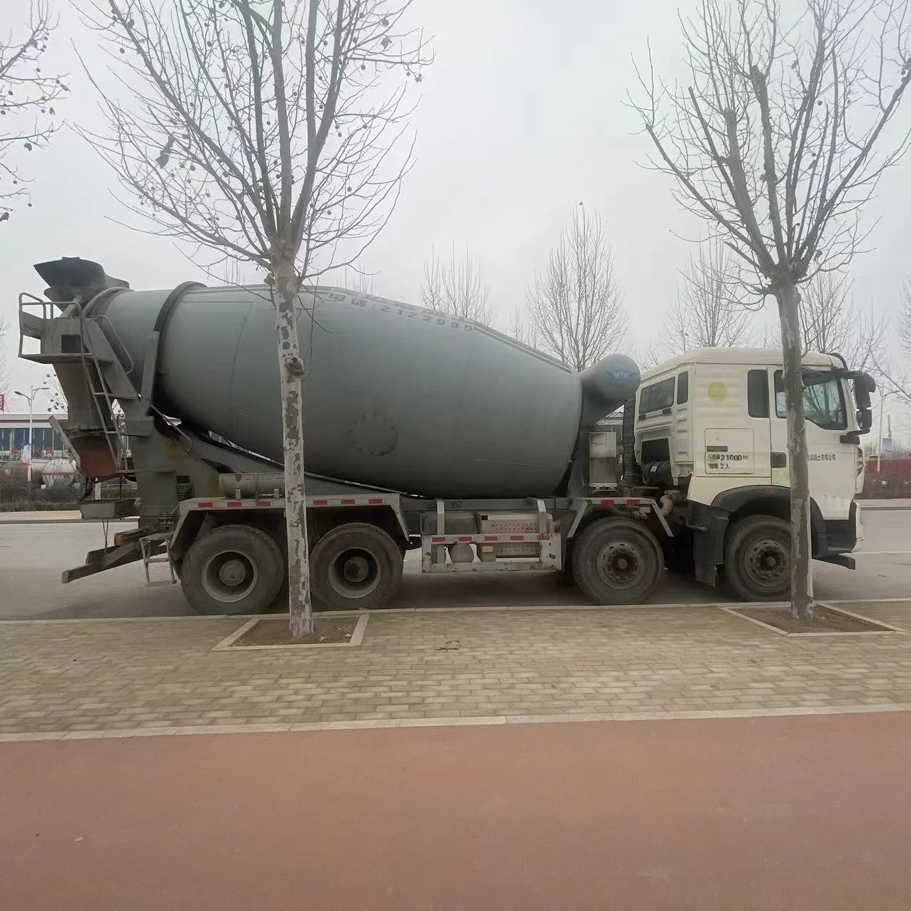 Good quality China HOWO concrete mixer tanker 8x4 mixer machines concrete 350HP heavy truck Bulk Cement Tank