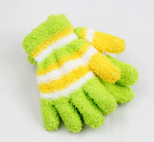 Wholesale promotional 100% polyester coral fleece winter gloves for kids super cozy