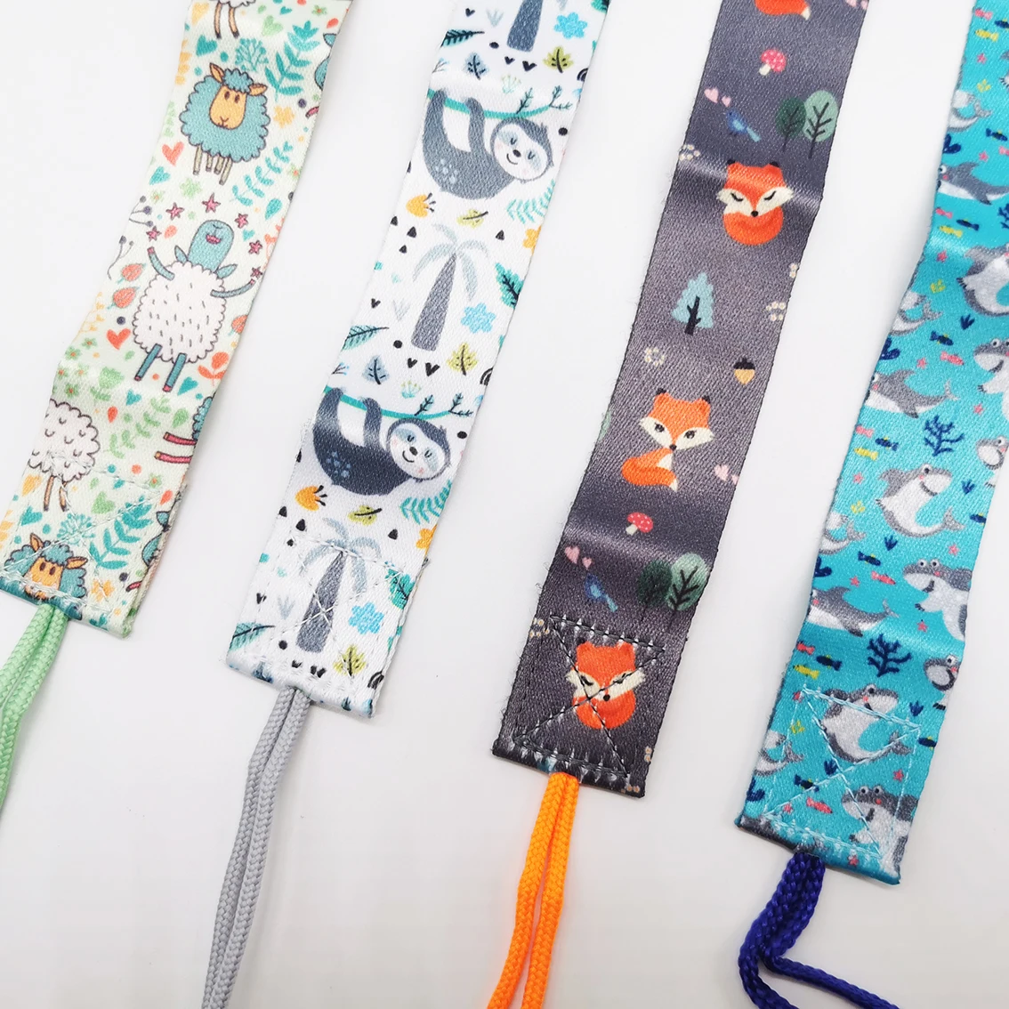 Wholesale Mother Care and Baby Products Plastic Pacifier Holder Clip