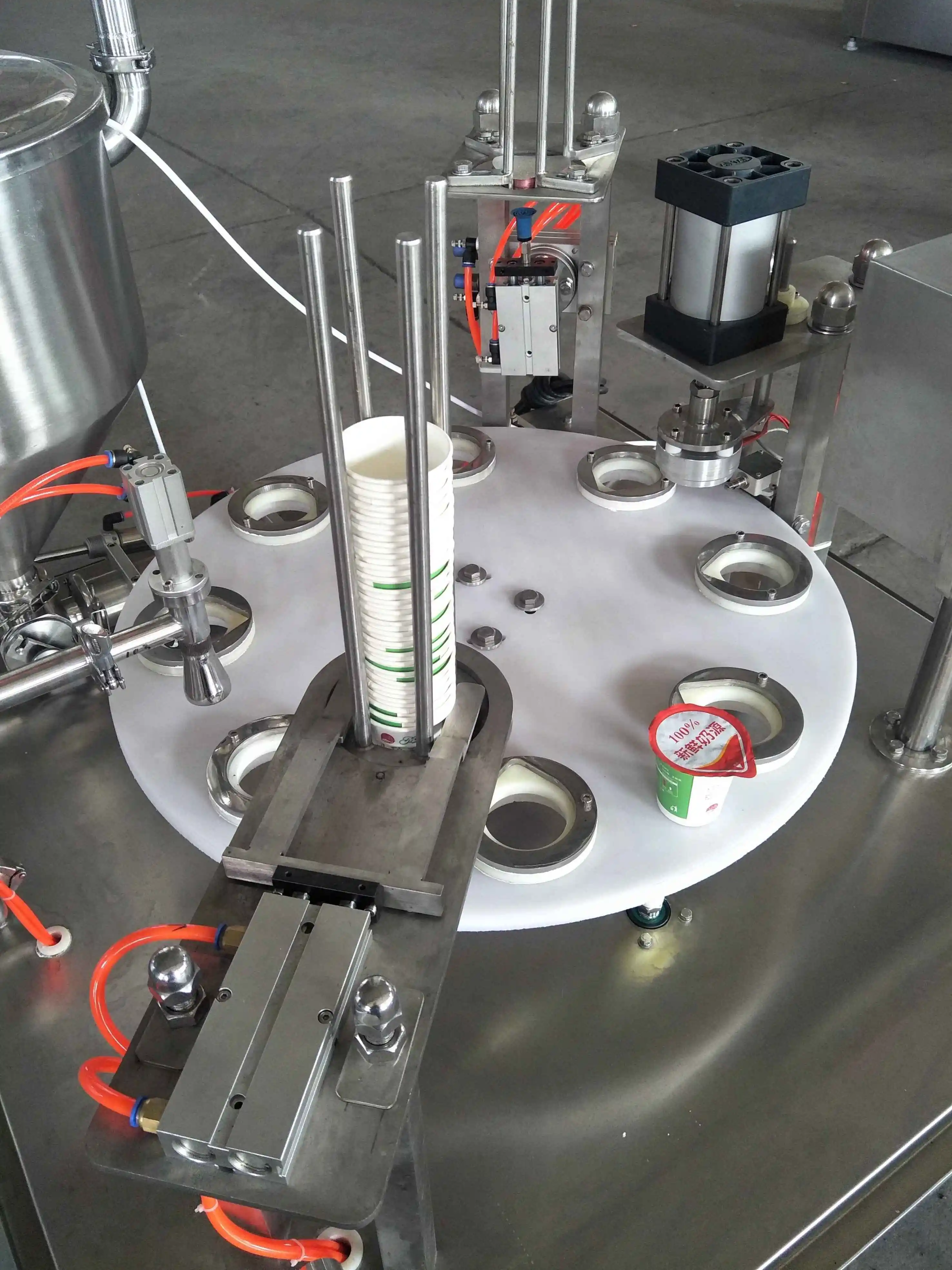 Полуавтоматическая мини роторная машина для наполнения и запечатывания чашки мороженого