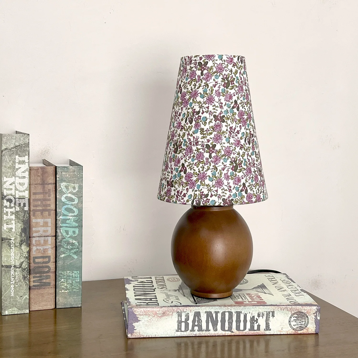 French floral table lamp Korean wave warm antique style solid wood walnut color bedroom internet famous photo bedside lamp