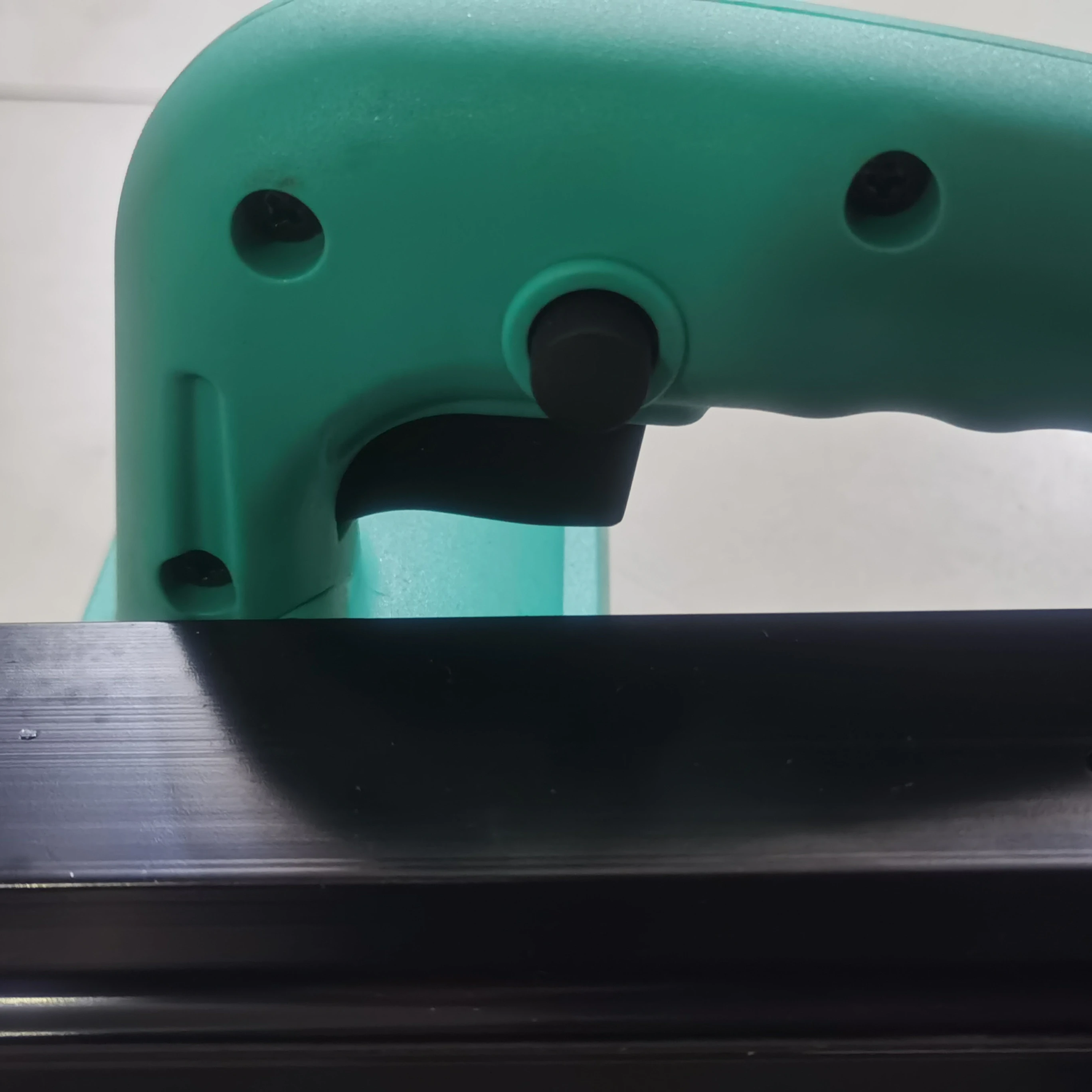 Manual cleaning machine for v port of plastic steel doors and Windows