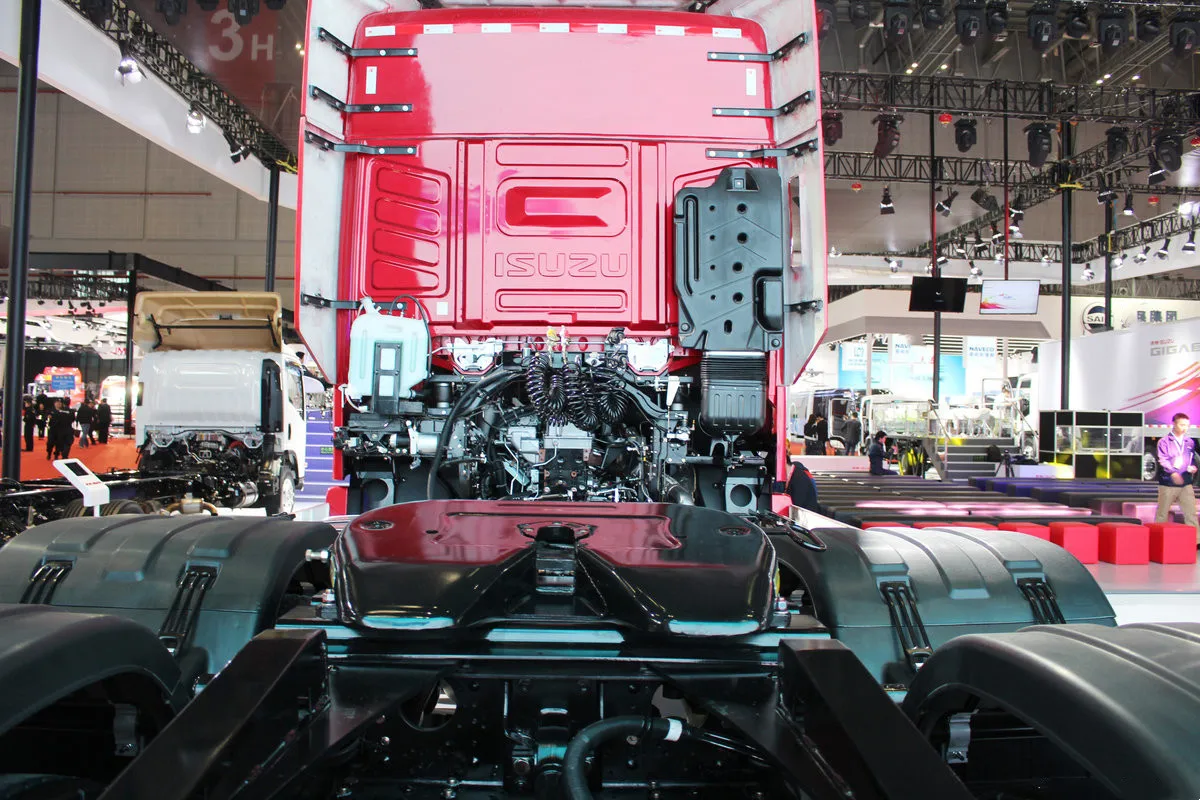 Isuzu GIGA Tractor head 6x4 460hp 420hp tractor truck for sale