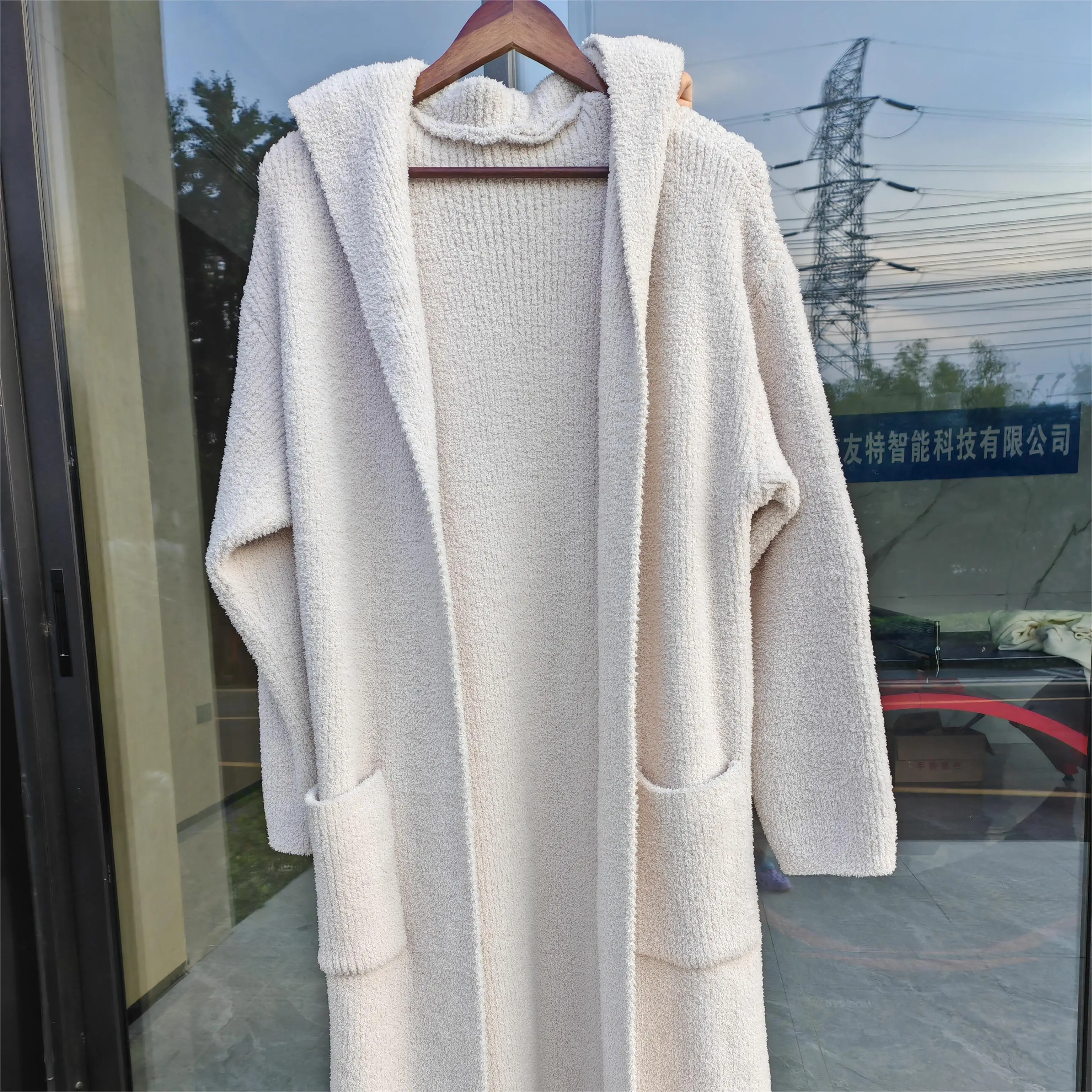 Custom Luxury Hotel Bathrobe Unisex Fluffy Micro Feather Yarn Hooded Winter Pajamas Thick Bath Robes For Men Women