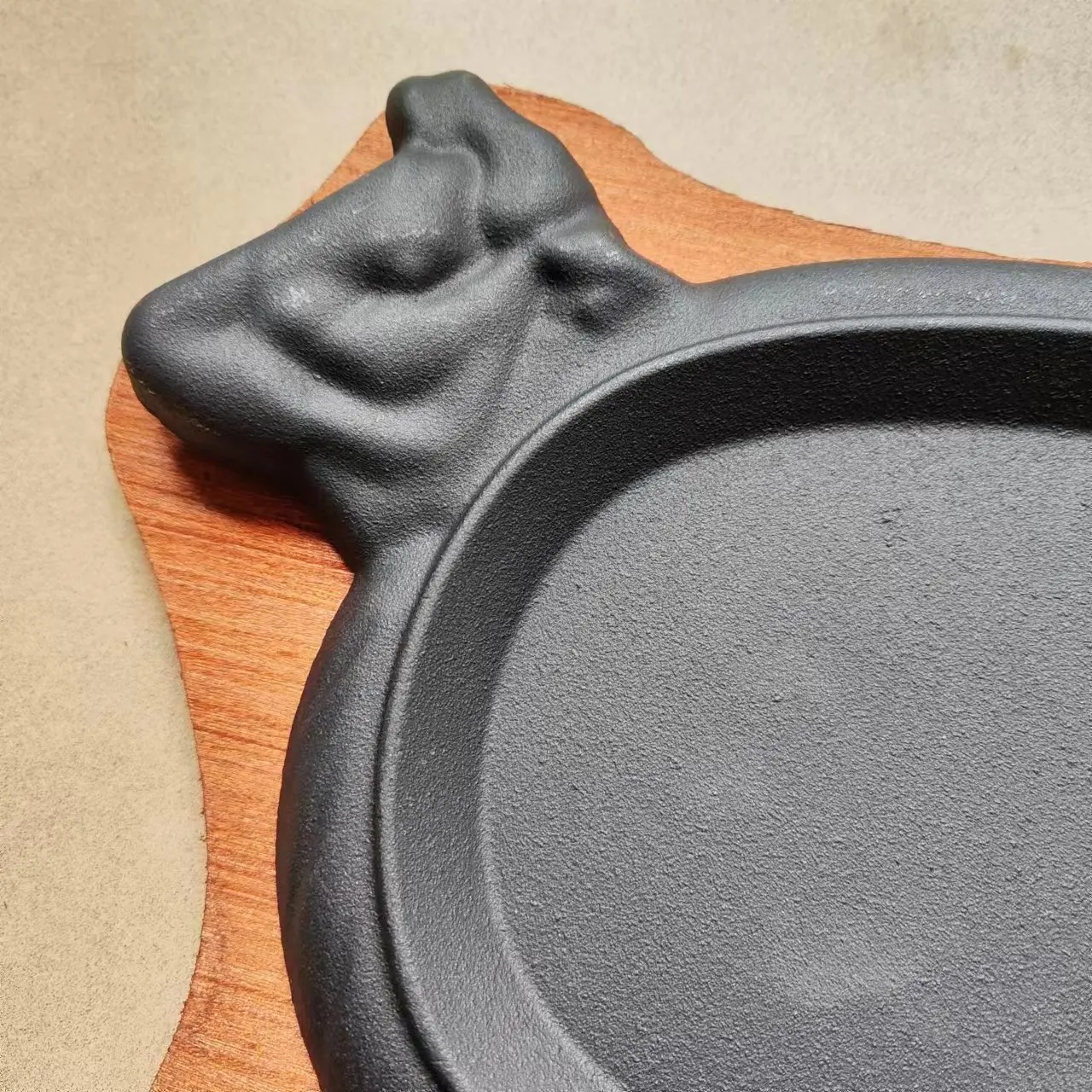 China Casting Foundry Wholesale Cast Iron Cow Shaped Sizzle Plate With Wood Base
