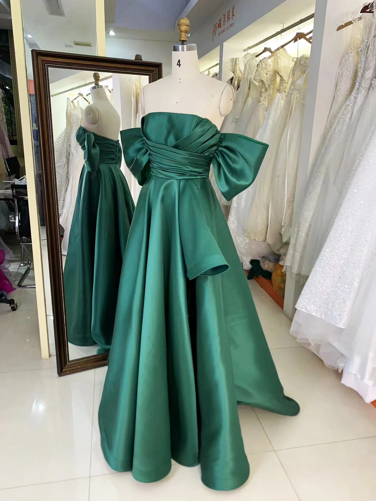 2025 New fashion custom strapless emerald satin fabric pleated dress modern party trend design evening dress