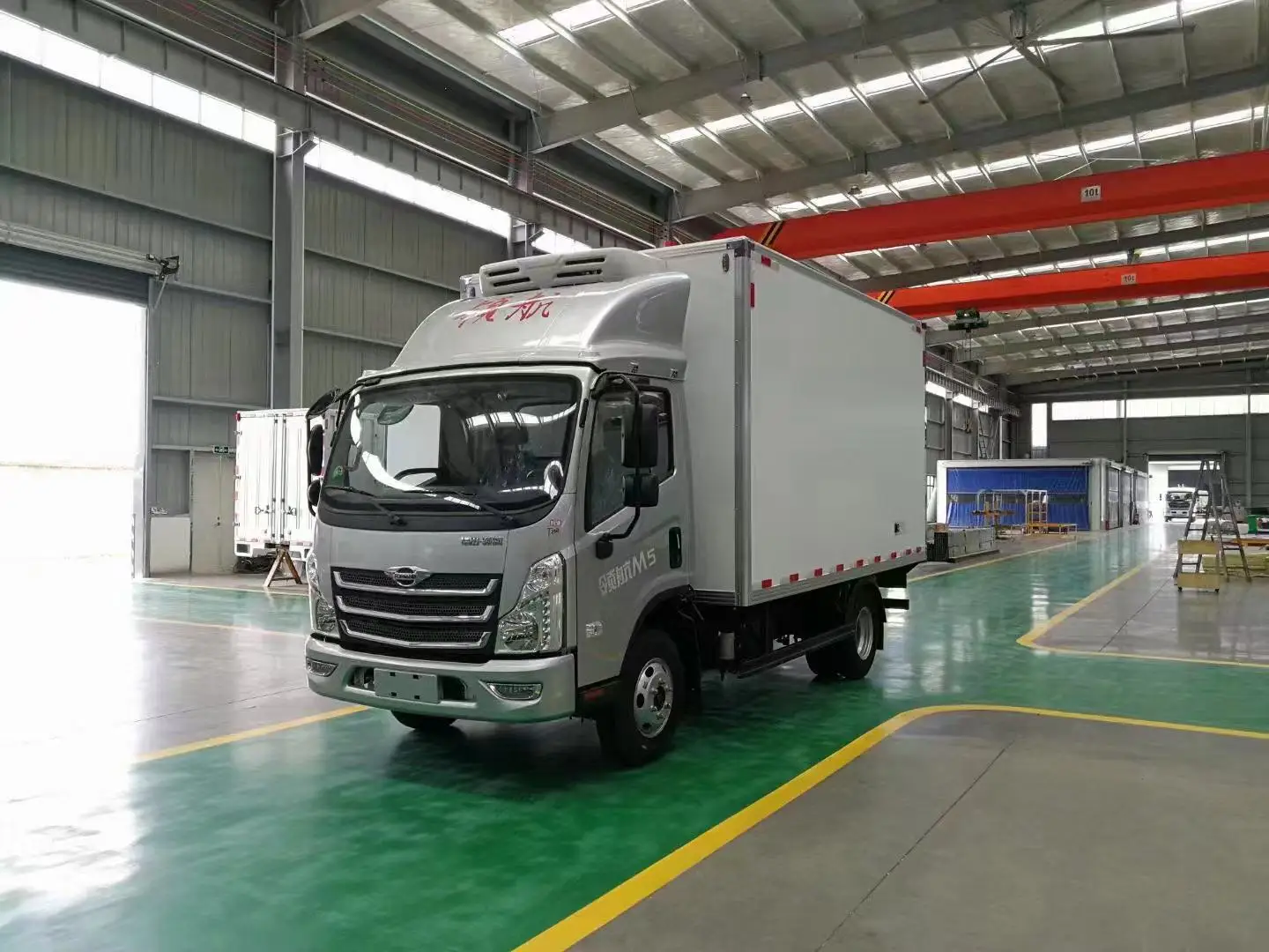 Factory price Foton Forland 4x2 Freezer refrigeratored truck for sale