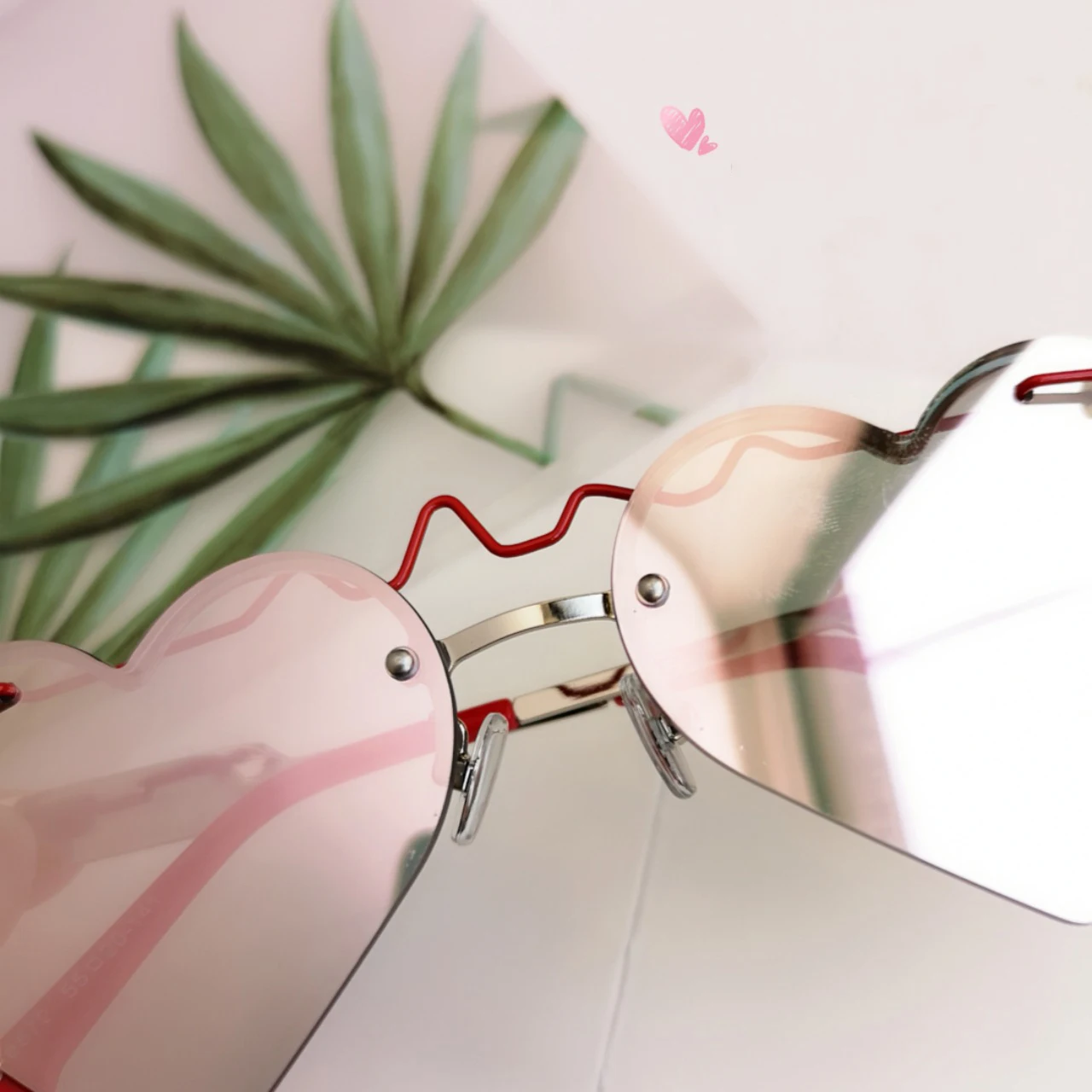 New Design Red Bullet Heart Shape Polarized Lens Sunglasses Women Gothic Cute Shades UV400 Vintage Glasses 2024