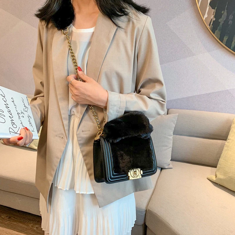 
Luxury Winter Fluffy Handbag Women High Quality Fur Tote Female Chain Metal Lock Crossbody Bag Totes Ladies Retro Plush Hand Bag 