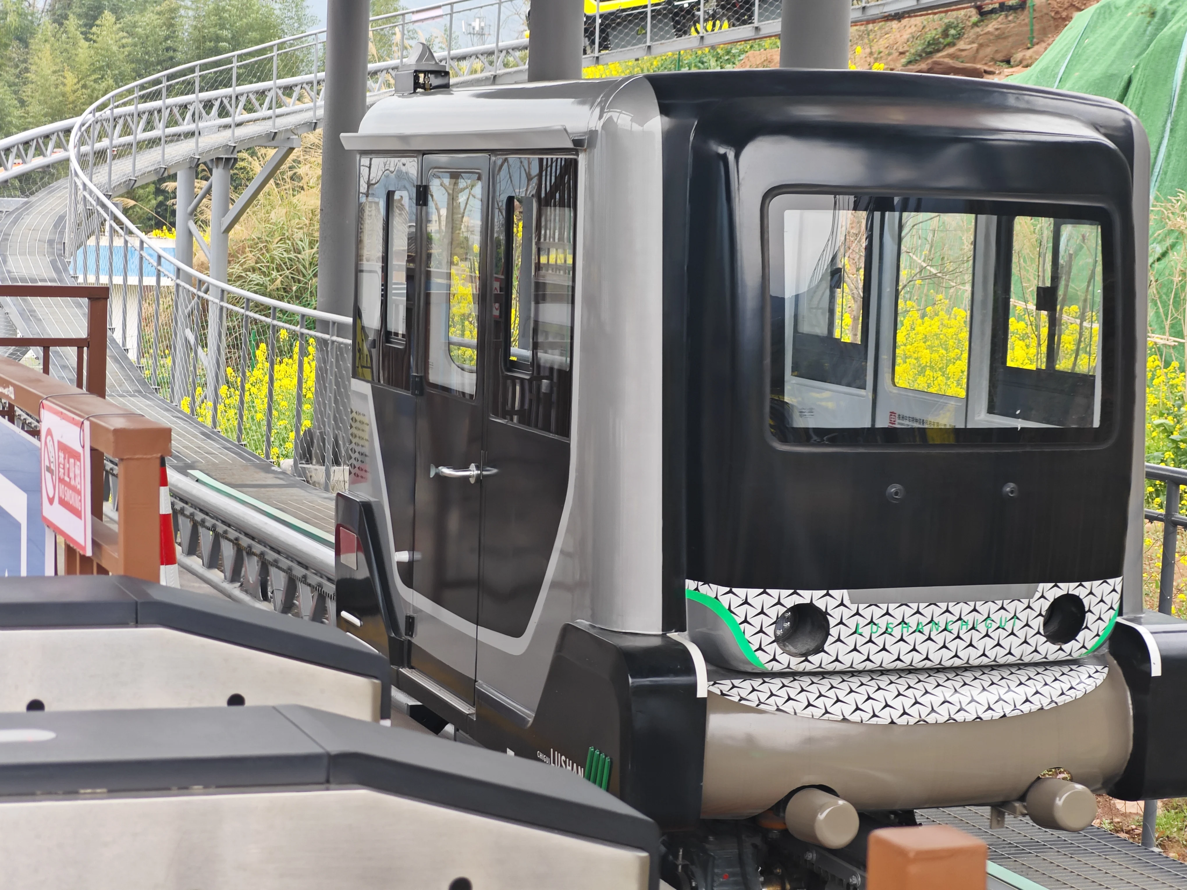 Huhu ride Electric train tourist amusement park monorail train sightseeing train with monotrack