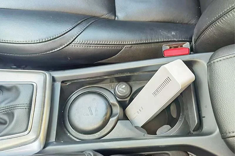 Mini car closet deodorizing air purifier