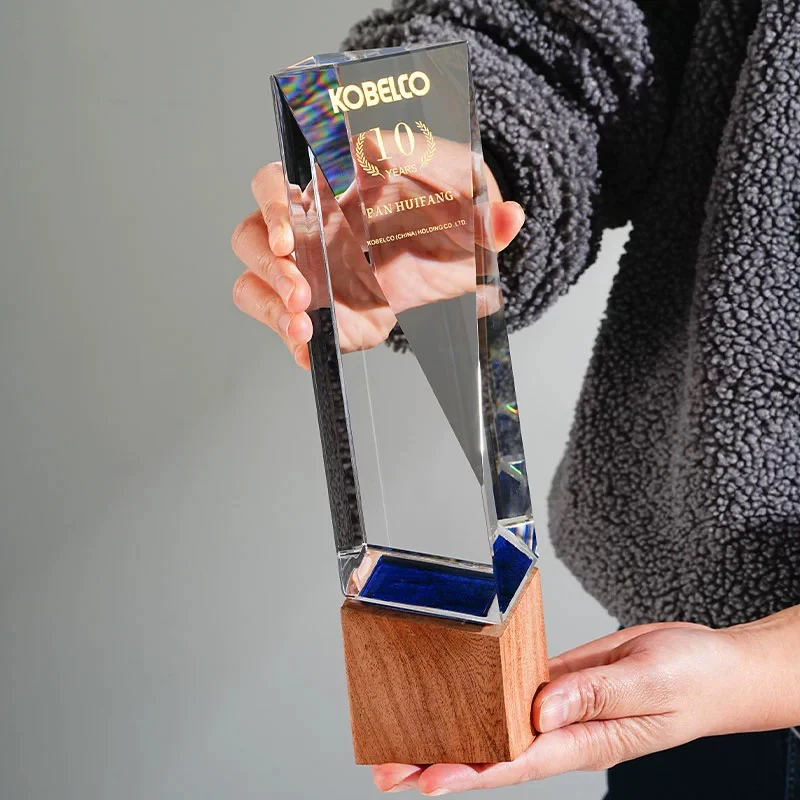 High Quality Wood Base Trophys Clear Crystal Glass Trophy Award With Laser Engraved Logo Letters Custom