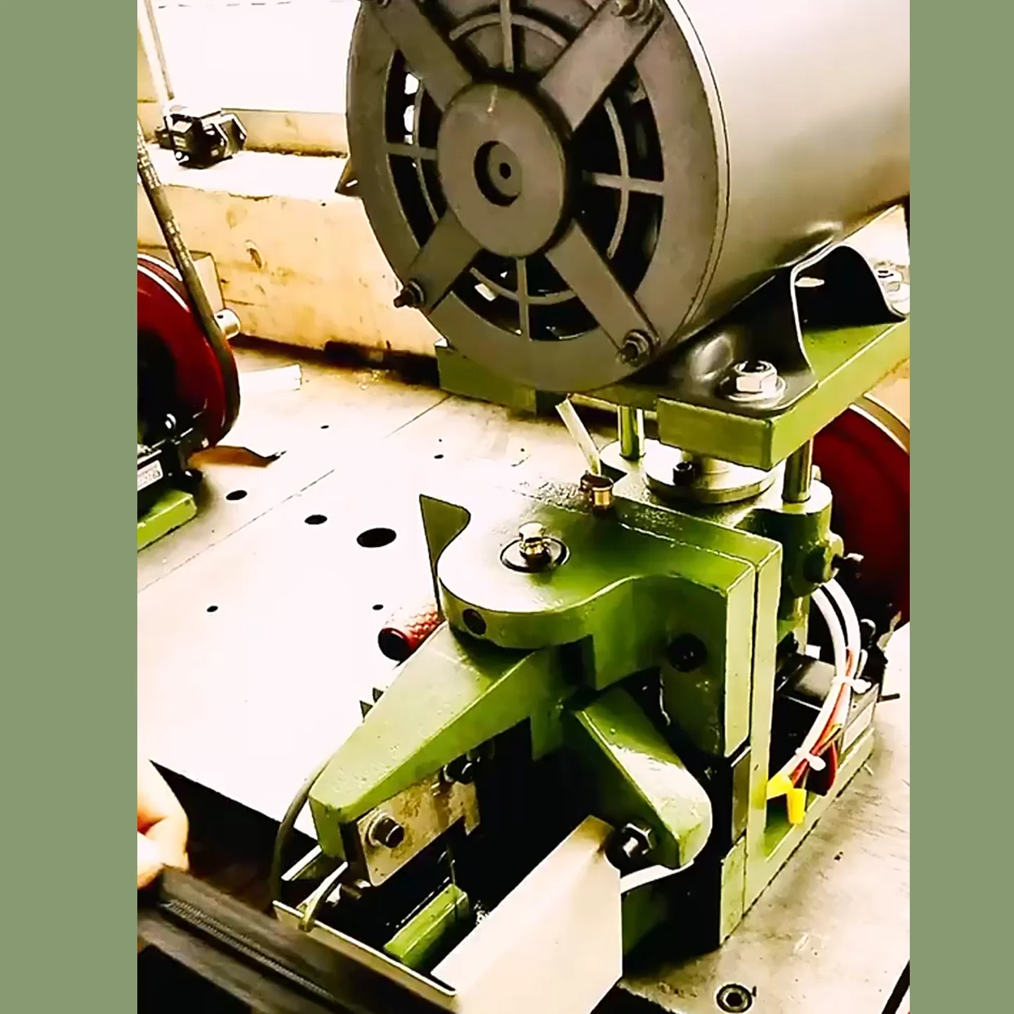 Полуавтоматическая машина для резки с открытой застежкой-молнией металлической