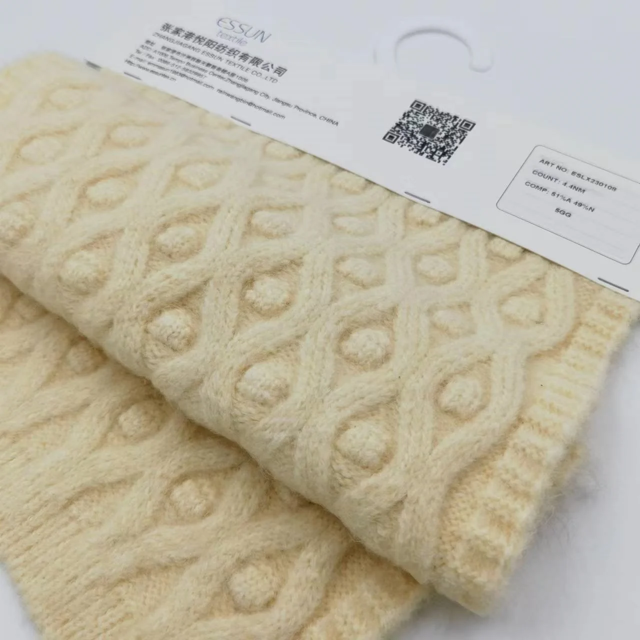 Thick Soft Air Yarn NM 4.4/1 51% Acrylic 49% Nylon for Hand knitting and Flat Knitting Winter Sweater