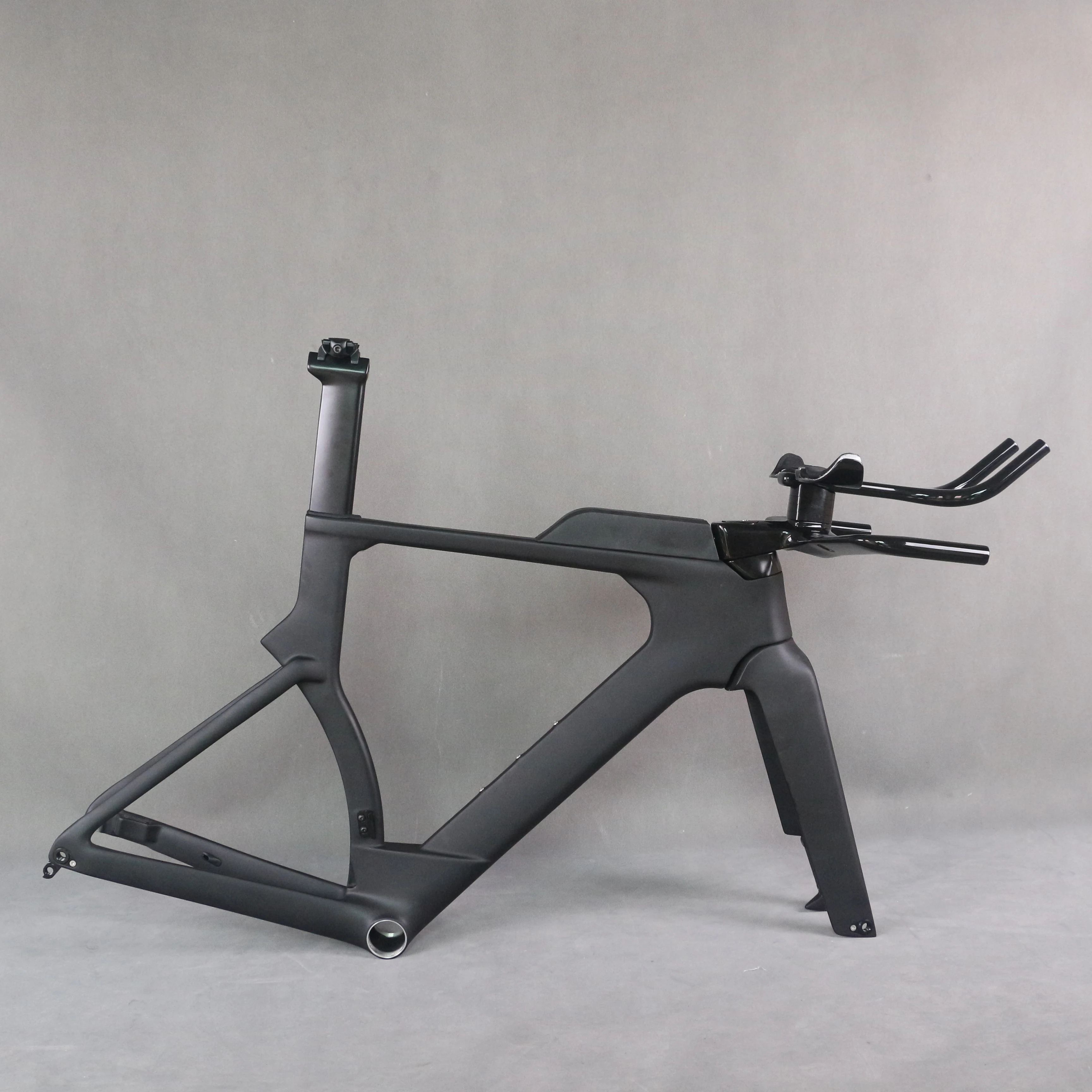 Full Carbon frame TT frame , Disc bike Time Trial Triathlon Bike T47 Thread TT Bicycle Max Tire 700X28C TT913