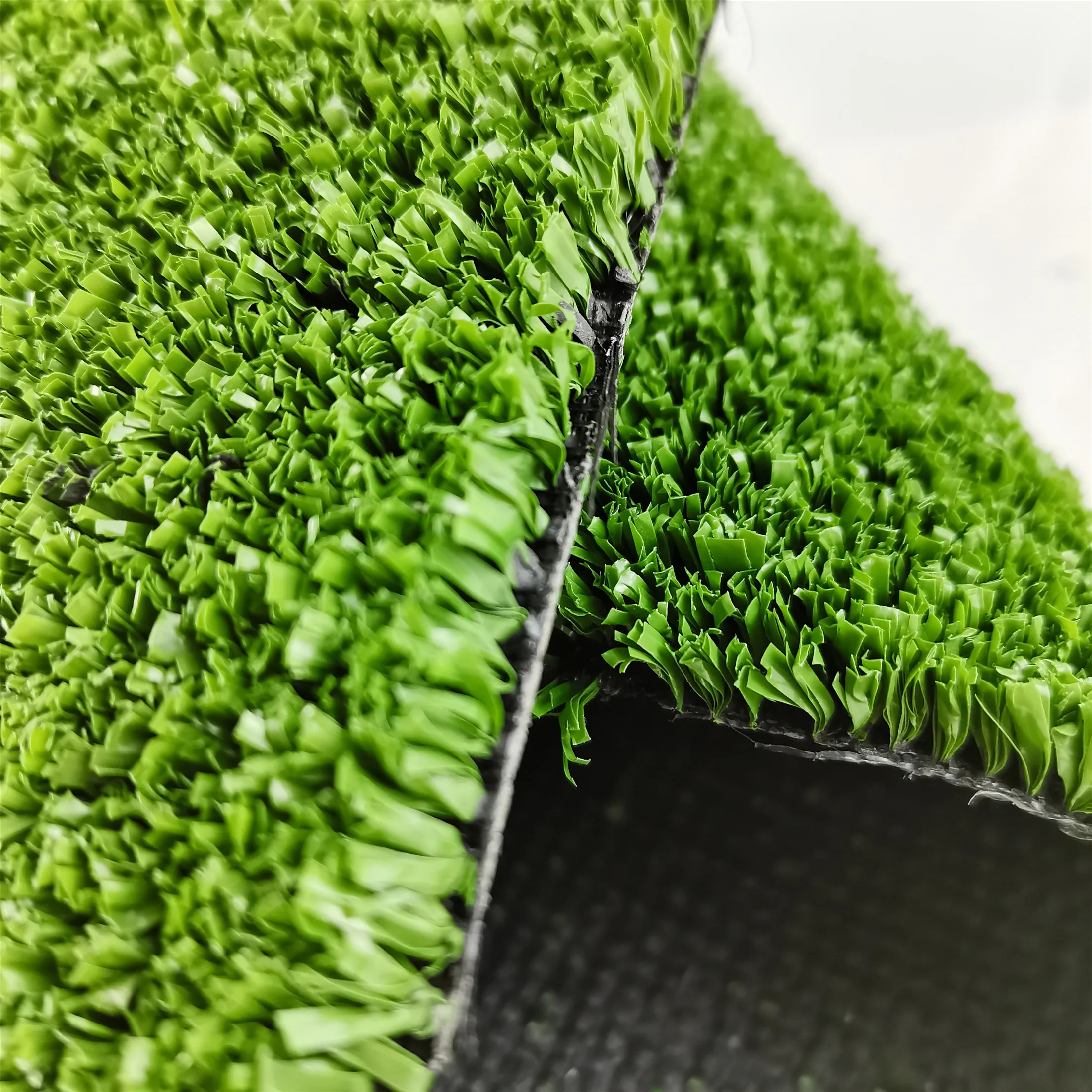 Cheap 10-15mm Green Artificial Short Grass Turf Eco-Friendly Synthetic PE/PP for Tennis Fields Gardens Indoors