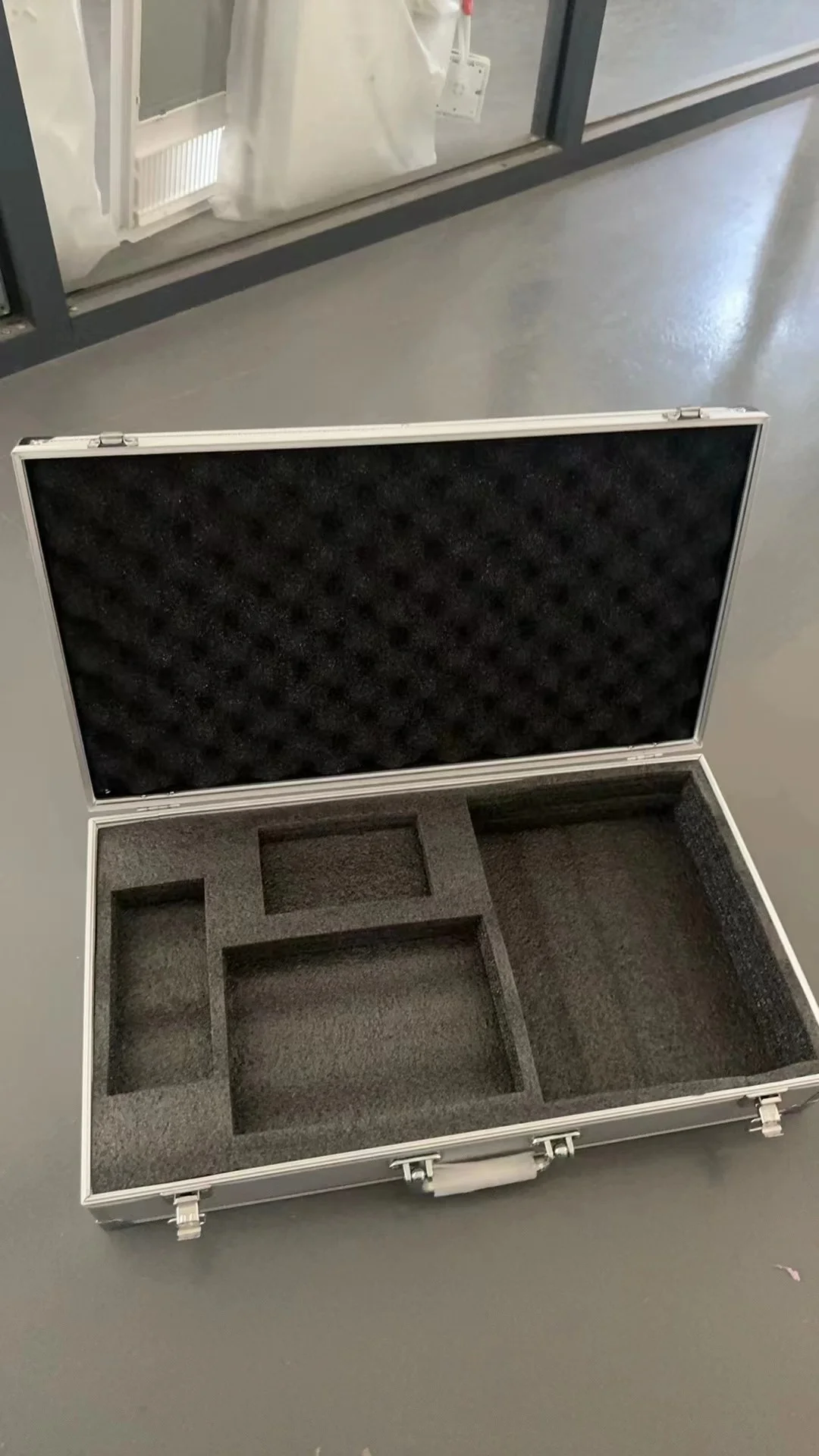 Custom Logo Black Silver Rechargeable USB Type Built-in Foam Electronic Charging Gatling-shape Laser Pointer Aluminum Briefcase