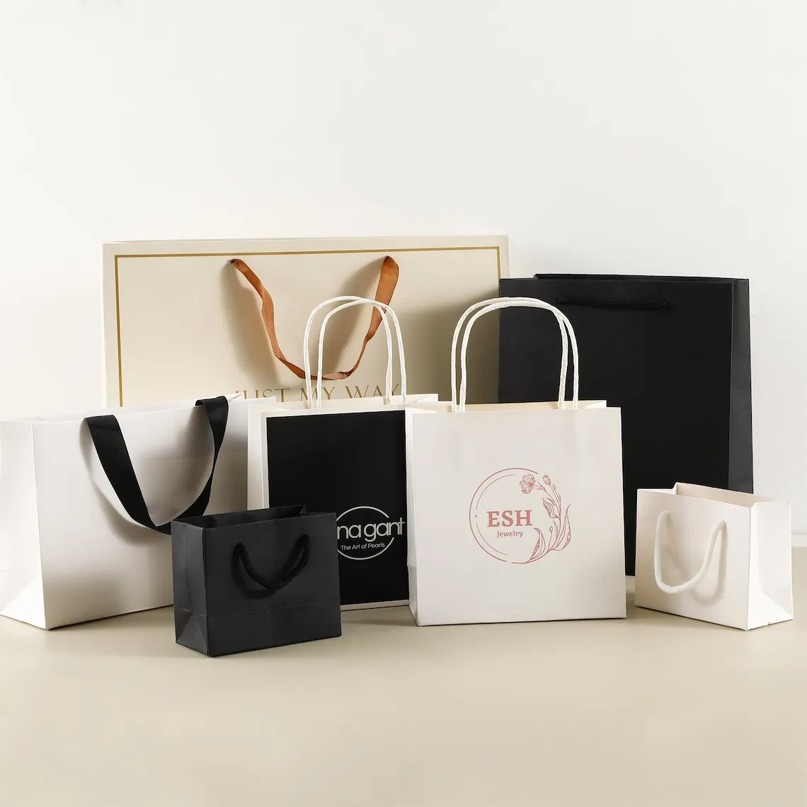 Wholesale Custom Printed Logo Luxury White Paper Bag Retail Boutique Shopping Gift Paper Bags With Your Own Logo