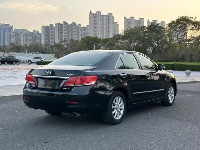 Подержанный Toyota Camry 2011 200 г роскошный юбилейный двигатель 2.0L 147hp L4 Левый ручной привод дешевый бензиновый седан Китай серийный автомобиль