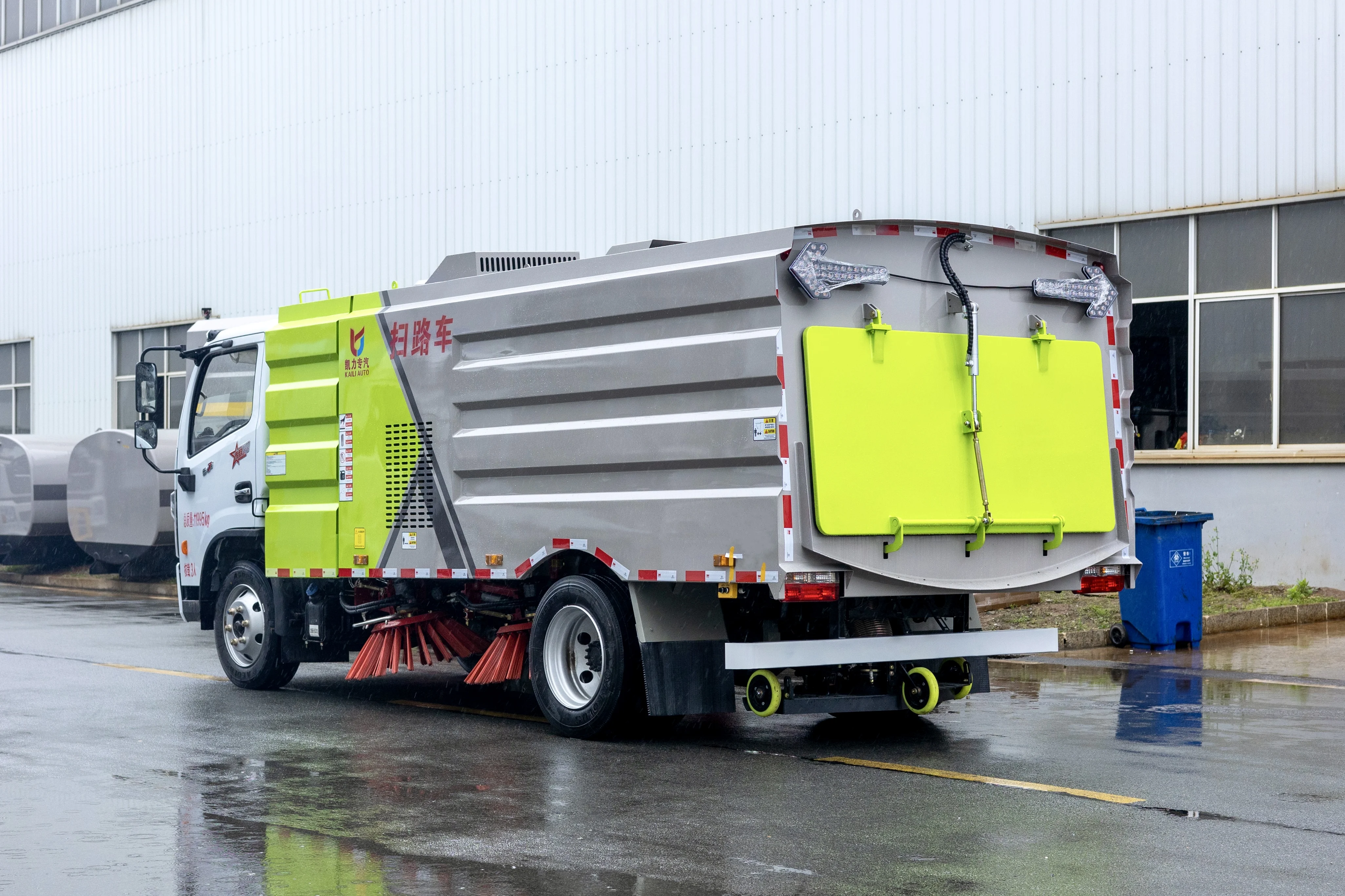 Dongfeng 4x2 Street Refuse Sweeper Truck Price Vacuum Road Sweeper Truck for Clean Road Truck