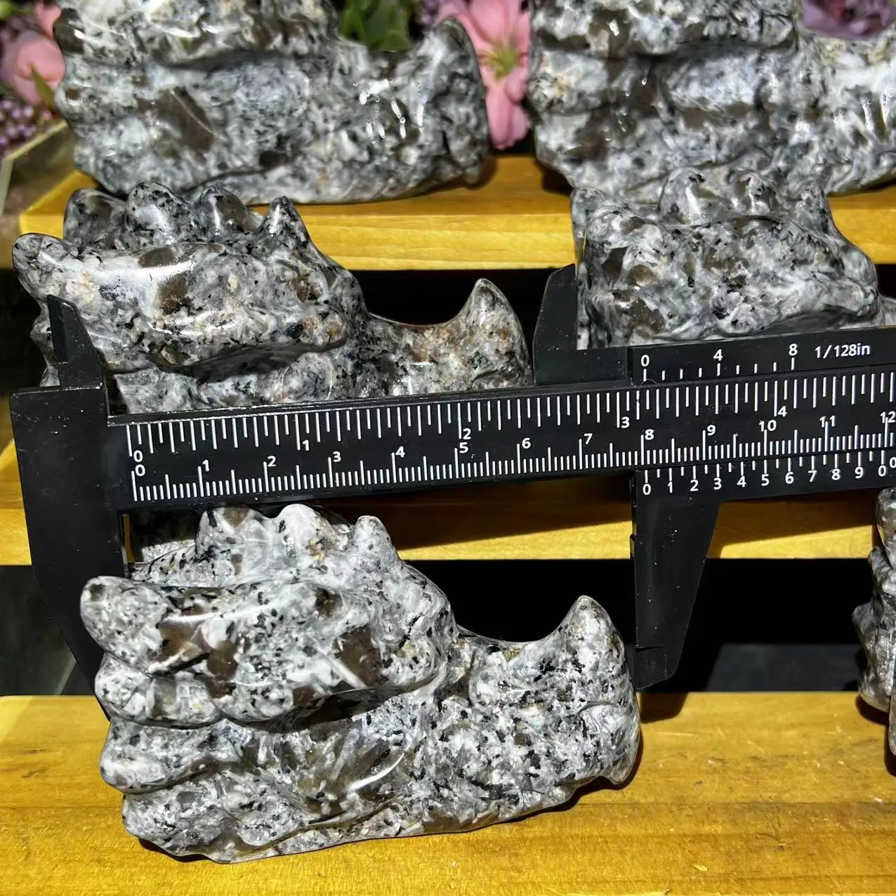 High Quality UV Light Flash Yooperlite Dragon Crystal Carving for Healing
