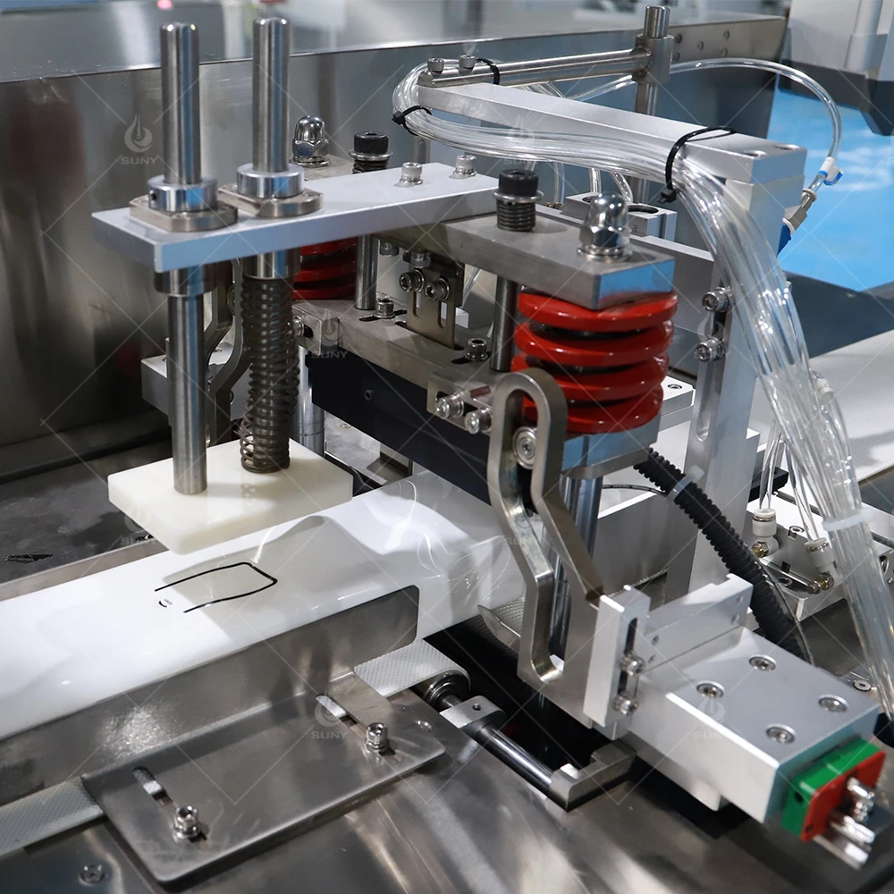 Full Automatic 50Pcs Package Wet Wipes Raw Material Manufacturing Machinery Cleaning Wipes Equipment Supplier