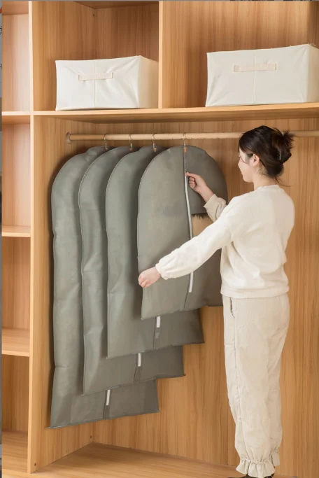 Wholesale of popular nonwoven transparent window dustproof clothing covers,coat and suit covers,fur coat storage hanging pockets