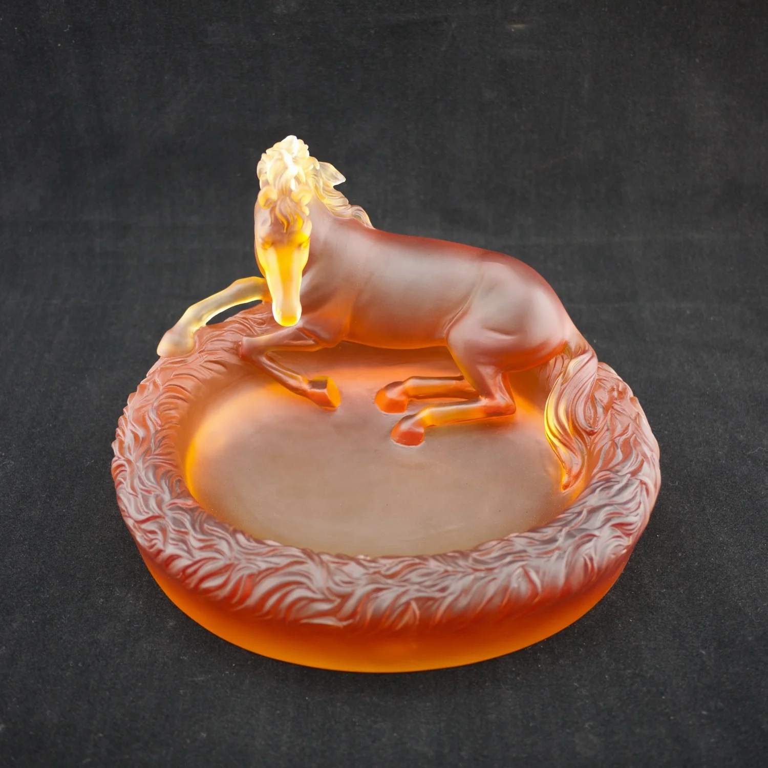 2023 luxury  style business gift  artificial   horse ashtray crystal cigar  ashtray decorative for home  hotel office ornament