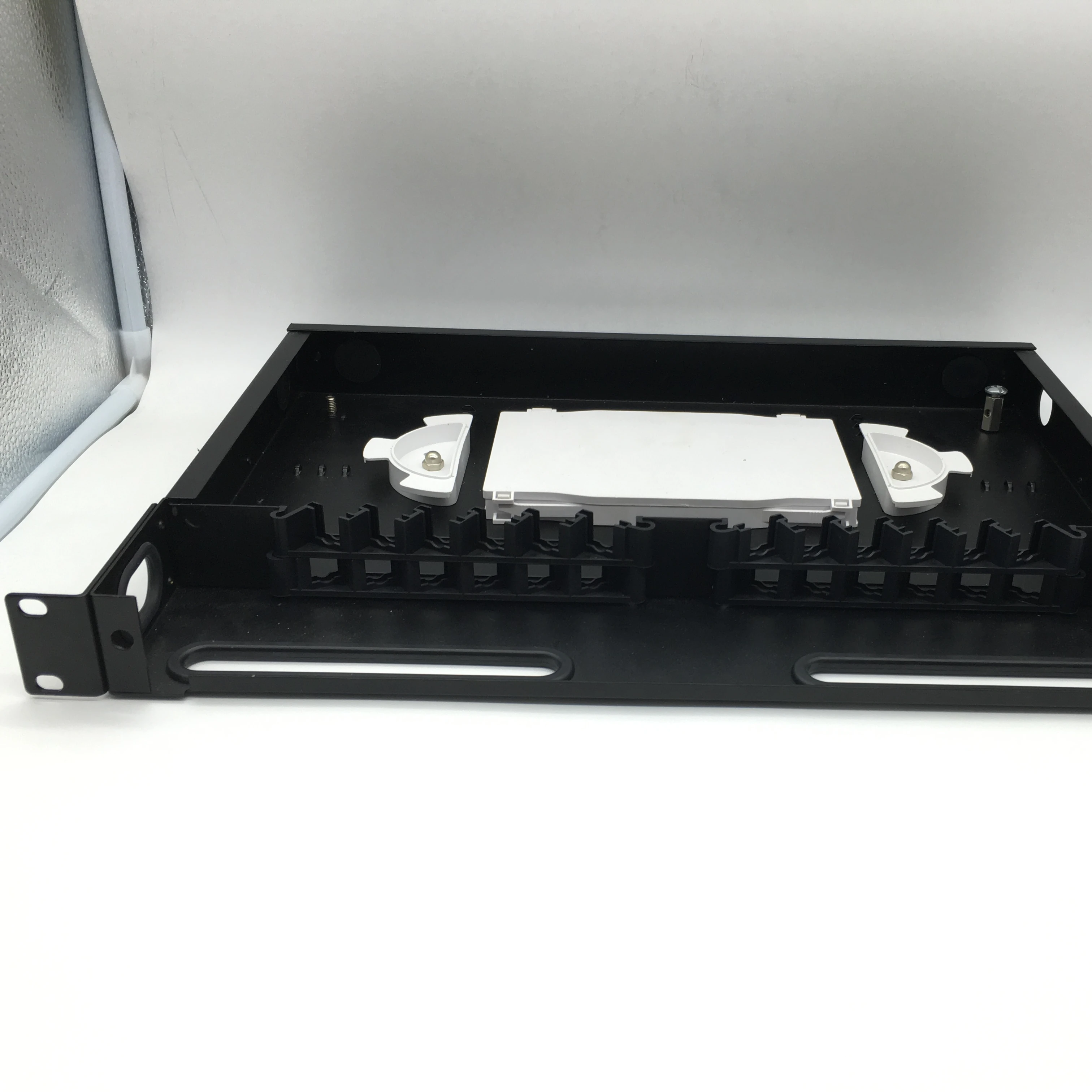 19 inch  24- 48 Port SC ST Connector Fiber Optic Patch Panel For Rack Mounting In Data Center Network